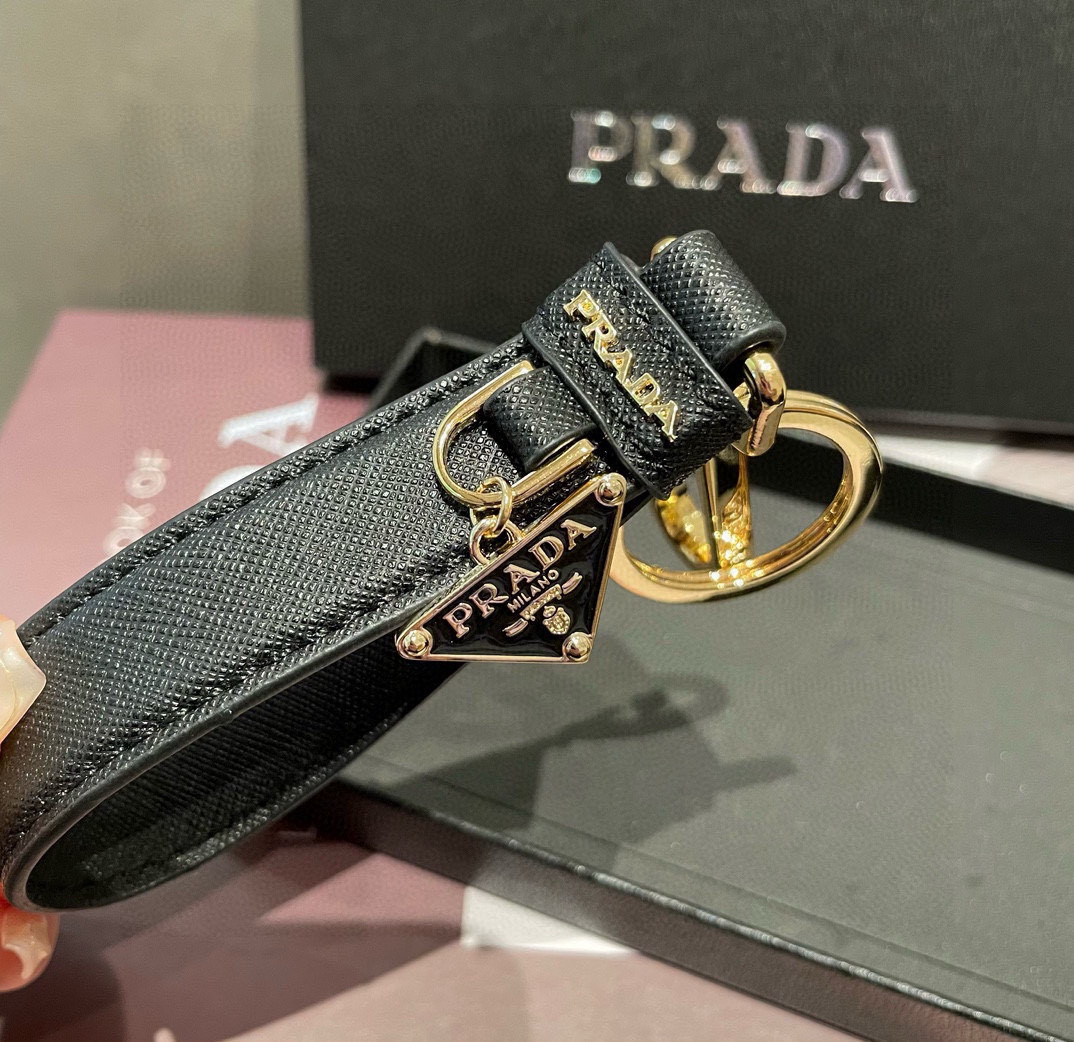 🆕普拉达 Prada 钥匙扣官网款，三角牌吊坠皮圈钥匙扣，车钥匙挂件包包配饰，顶级进口Pu材质➕抛光钢配