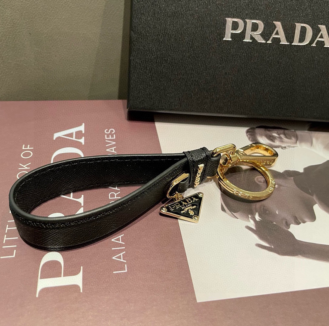🆕普拉达 Prada 钥匙扣官网款，三角牌吊坠皮圈钥匙扣，车钥匙挂件包包配饰，顶级进口Pu材质➕抛光钢配