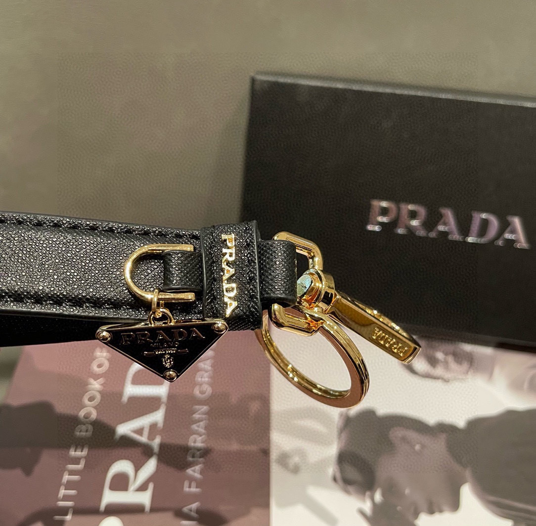 🆕普拉达 Prada 钥匙扣官网款，三角牌吊坠皮圈钥匙扣，车钥匙挂件包包配饰，顶级进口Pu材质➕抛光钢配