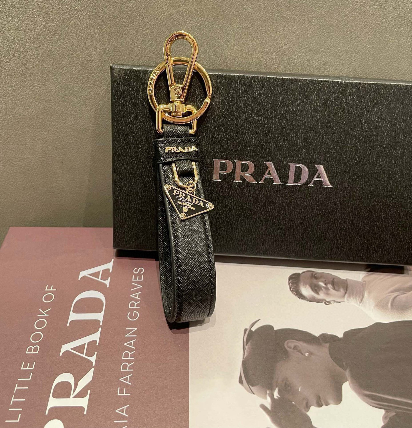 🆕普拉达 Prada 钥匙扣官网款，三角牌吊坠皮圈钥匙扣，车钥匙挂件包包配饰，顶级进口Pu材质➕抛光钢配