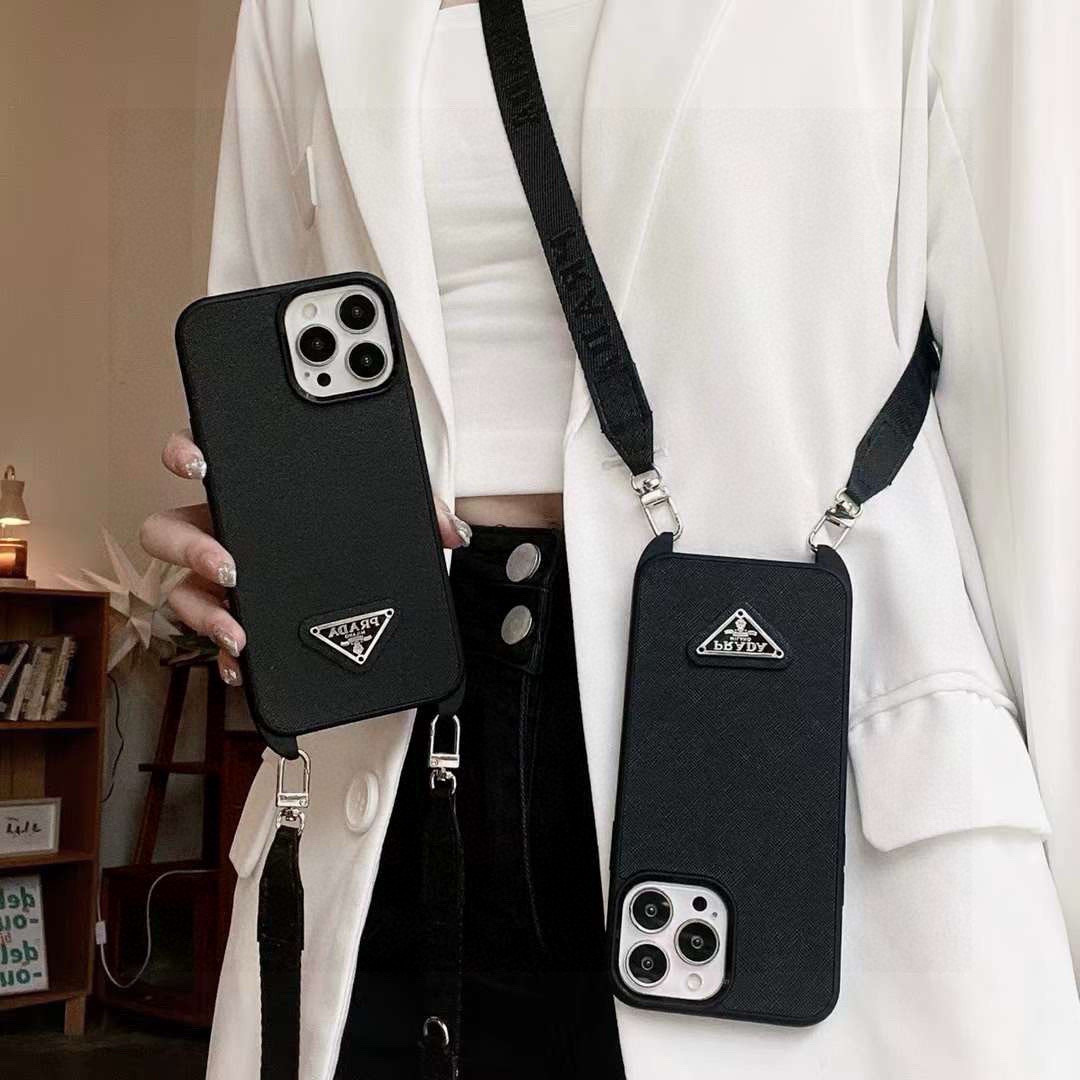  🆕需要小挂包➕5需备注⚠️PRADA▼普拉达斜挎手机壳📱金属Logo十字纹皮革软边全包 官网同步发售
