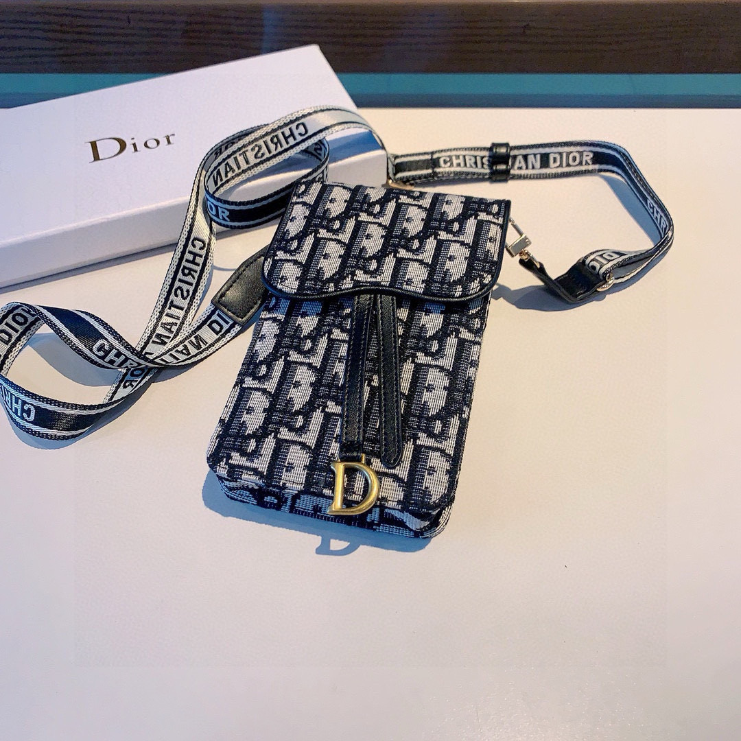  🆕Dior手机包 斜挎包通用款，刺绣马鞍包，可装2部手机，搭配刺绣织带肩带，可以调节长度
尺寸17cm