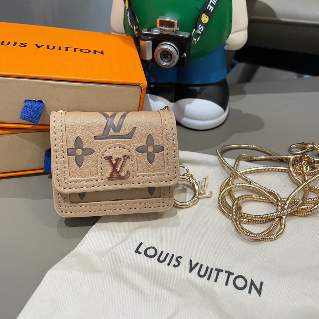  🆕LV通用蓝牙耳机包，LV压花钥匙扣耳机包，挂饰包饰！配长链条🉑️斜挎，挂包包 方便携带！