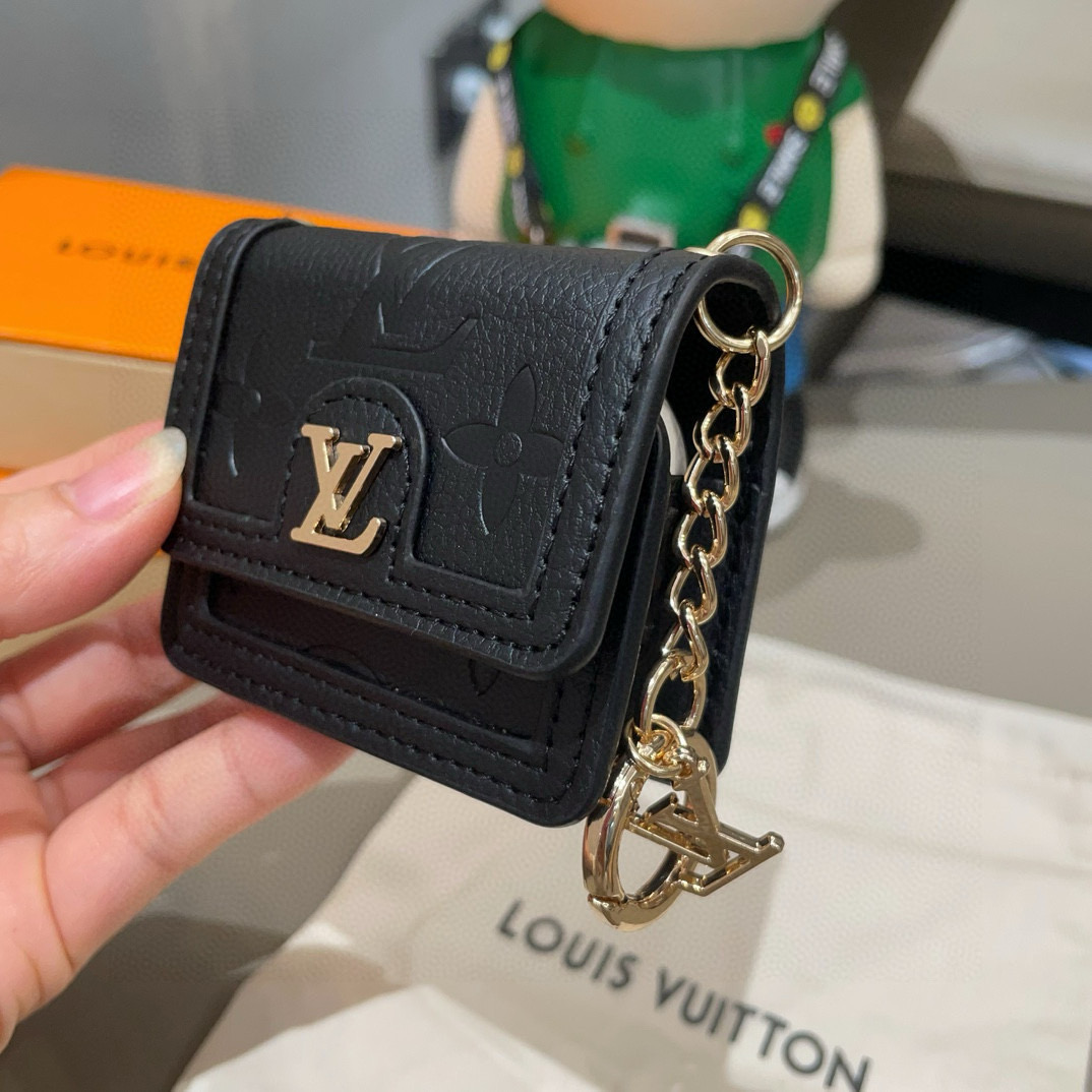  🆕LV通用蓝牙耳机包，LV压花钥匙扣耳机包，挂饰包饰！配长链条🉑️斜挎，挂包包 方便携带！