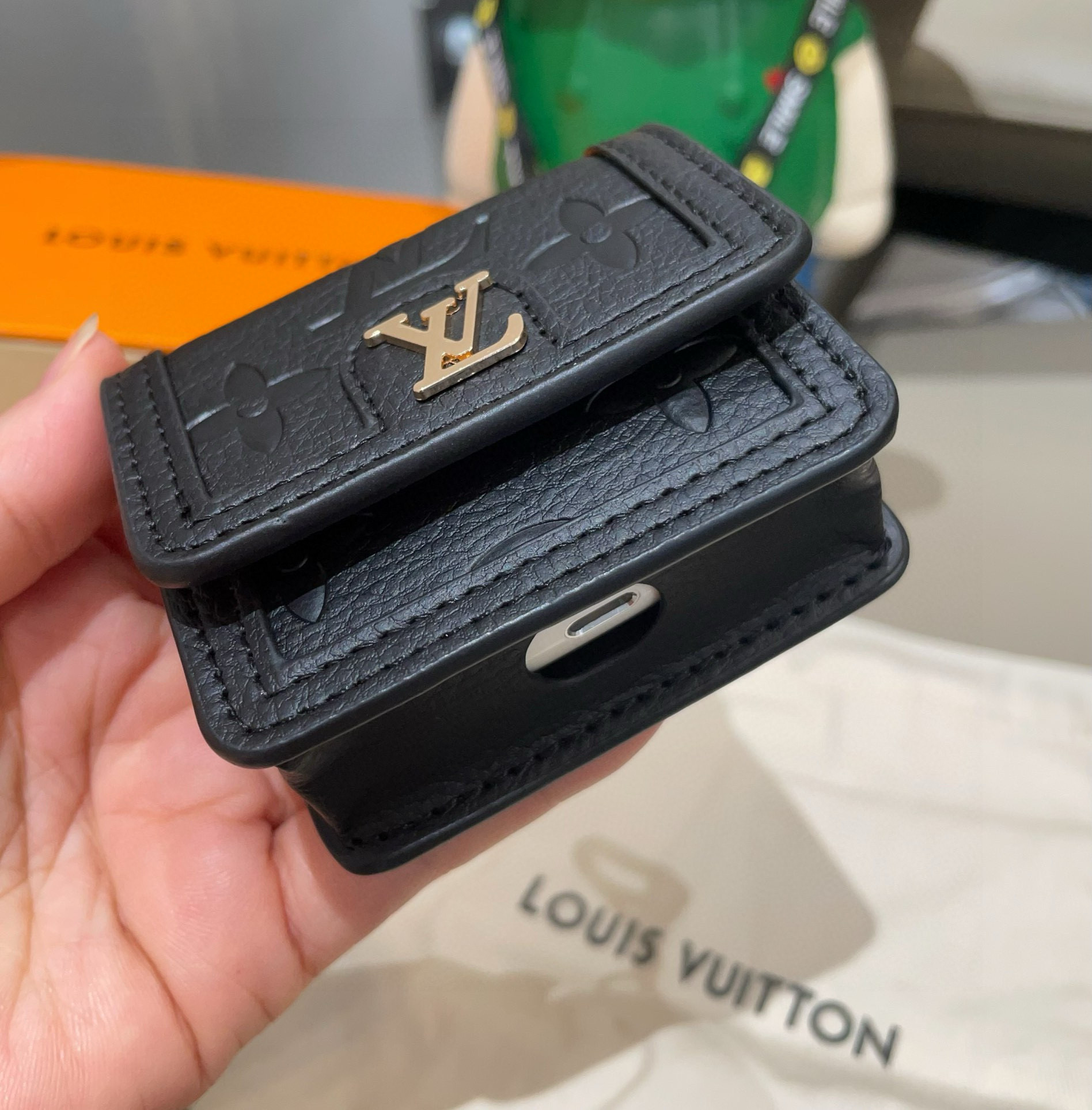  🆕LV通用蓝牙耳机包，LV压花钥匙扣耳机包，挂饰包饰！配长链条🉑️斜挎，挂包包 方便携带！