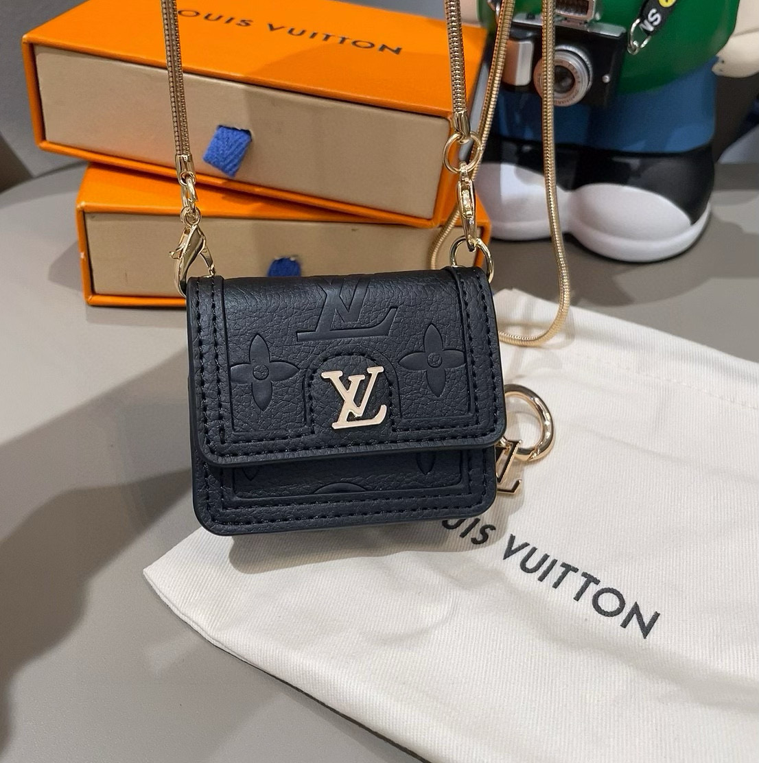  🆕LV通用蓝牙耳机包，LV压花钥匙扣耳机包，挂饰包饰！配长链条🉑️斜挎，挂包包 方便携带！