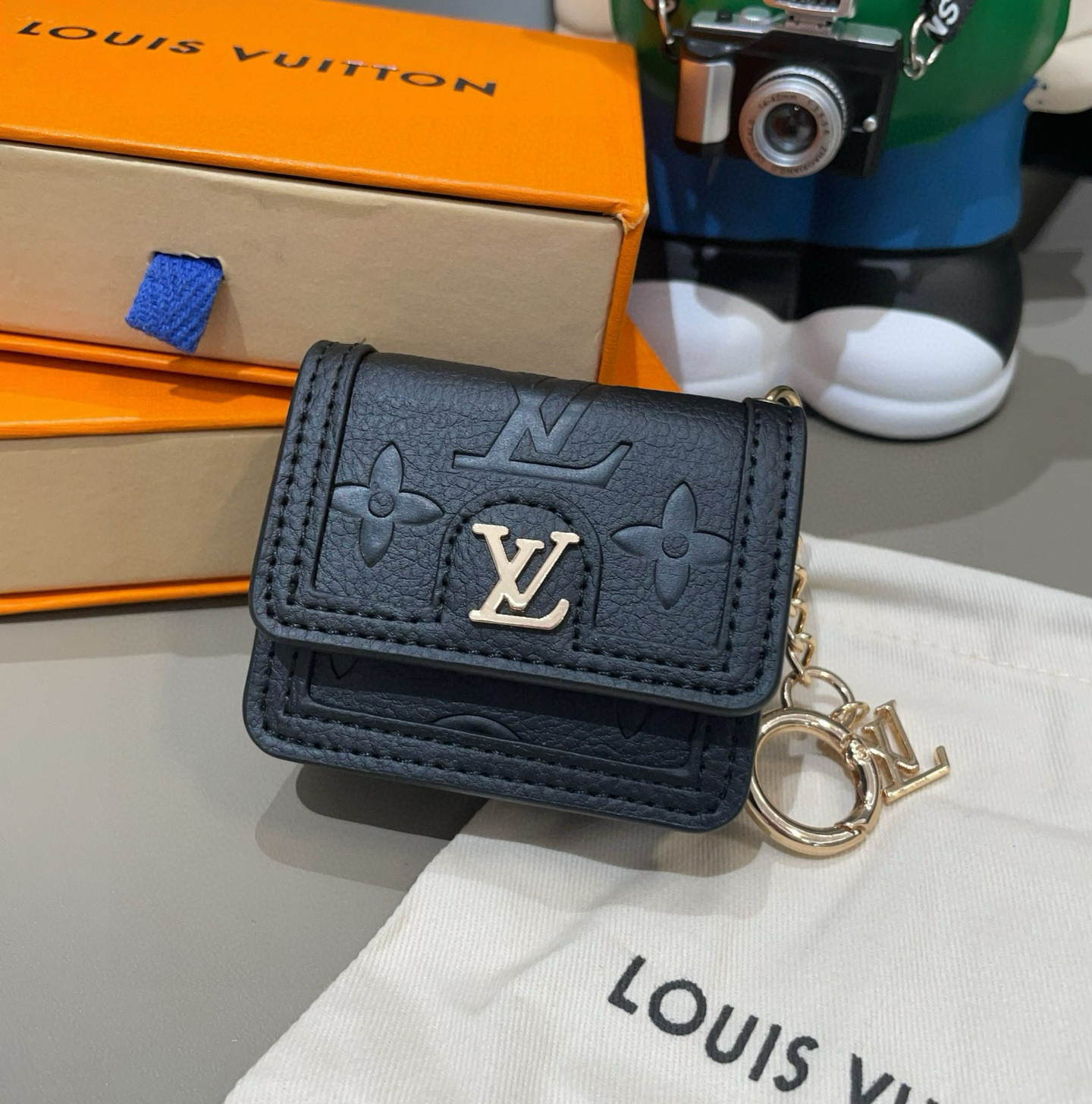  🆕LV通用蓝牙耳机包，LV压花钥匙扣耳机包，挂饰包饰！配长链条🉑️斜挎，挂包包 方便携带！