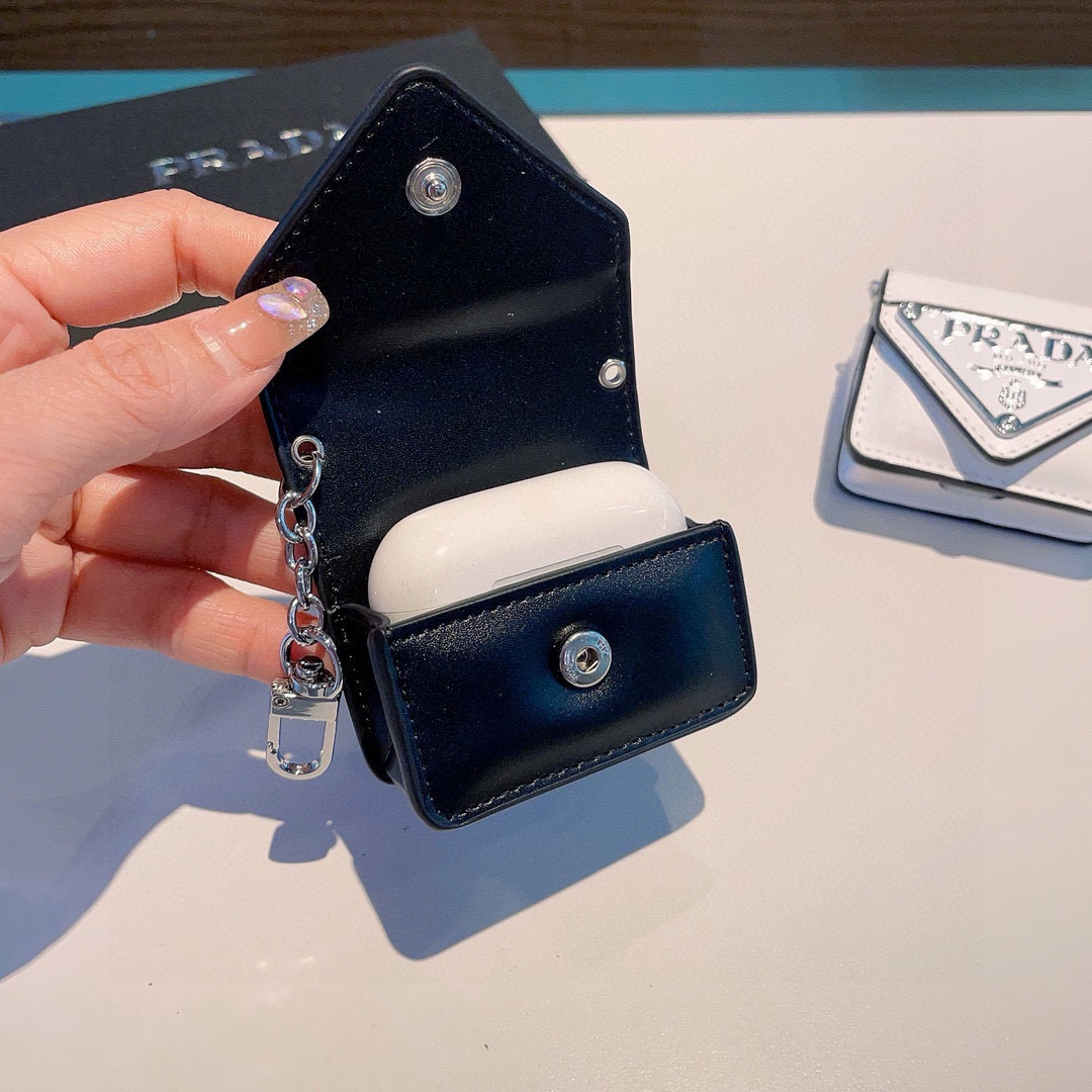  。Prada普拉达耳机套 
蓝牙耳机包
凹造型必备🥰🥰
AirPods1/2/3/Pro/Pro2通用