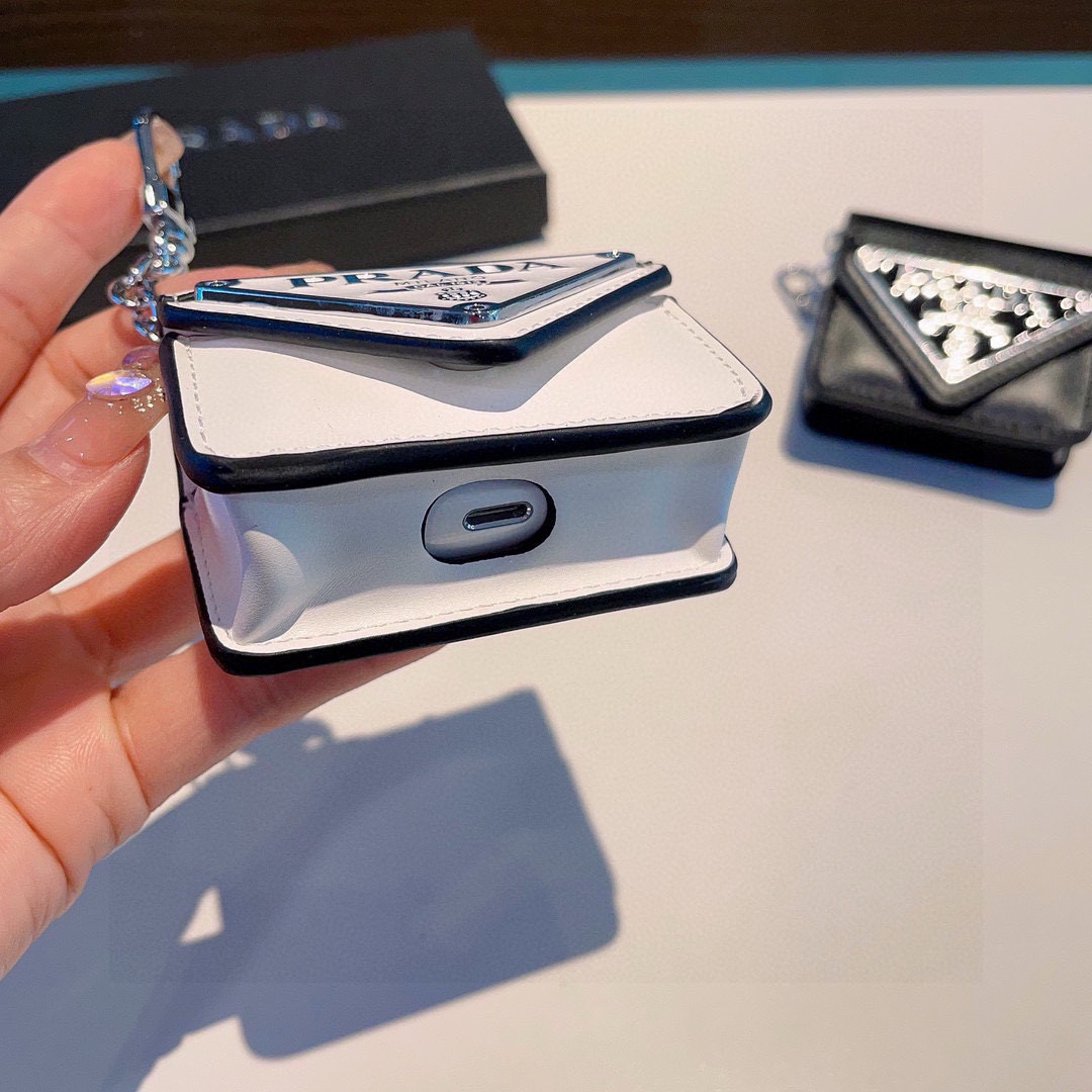  。Prada普拉达耳机套 
蓝牙耳机包
凹造型必备🥰🥰
AirPods1/2/3/Pro/Pro2通用