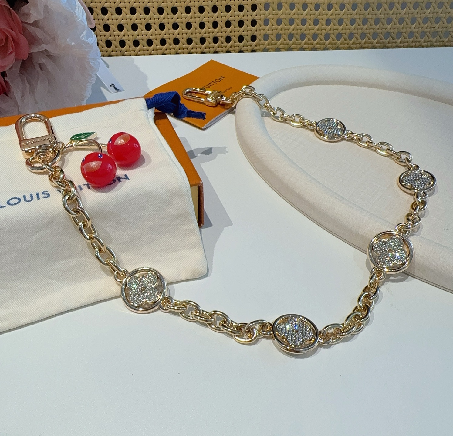  LV X TM 樱桃🍒包挂包链
原单货 Lv钥匙扣包饰包包挂件
Louis Vuitton 路易威登 