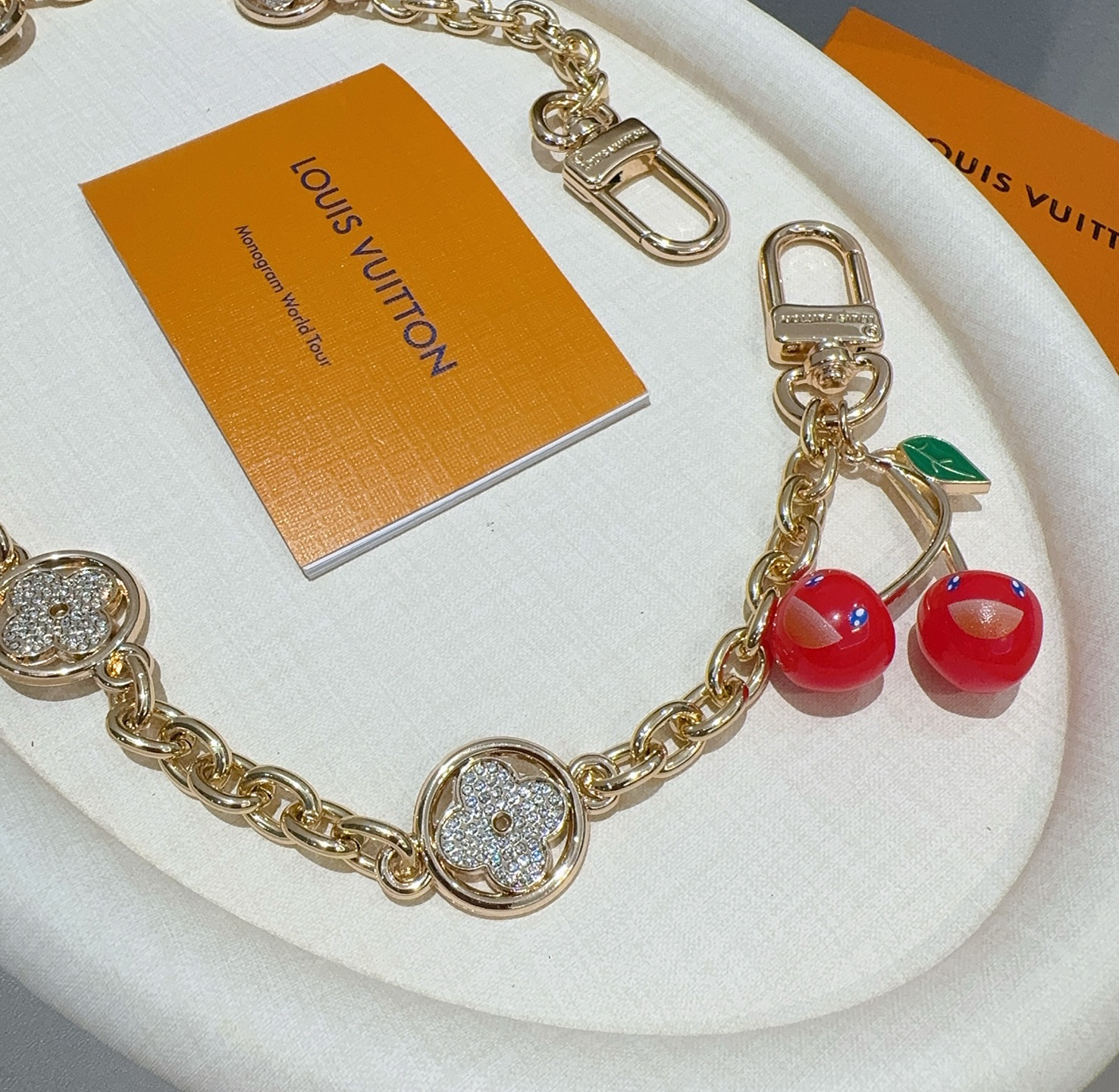  LV X TM 樱桃🍒包挂包链
原单货 Lv钥匙扣包饰包包挂件
Louis Vuitton 路易威登 