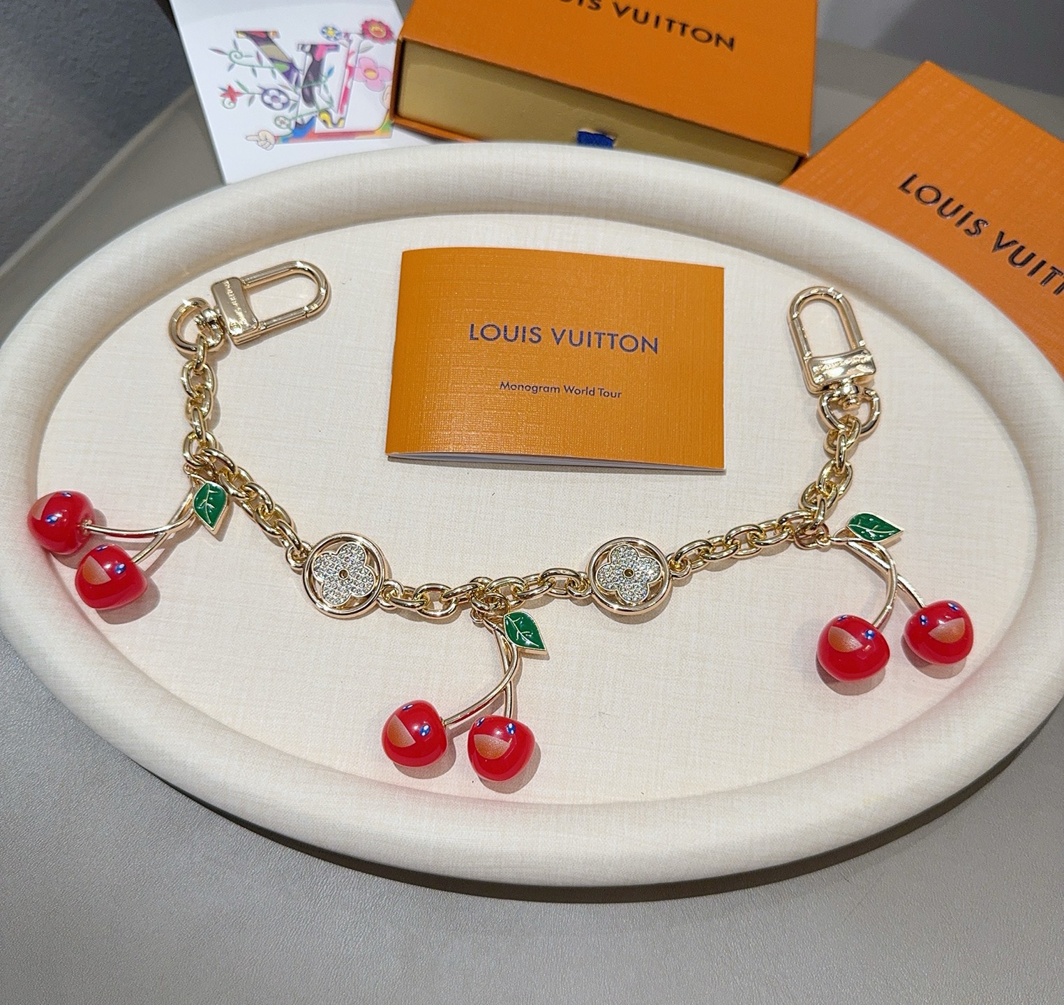 LV X TM 樱桃🍒包挂包链
原单货 Lv钥匙扣包饰包包挂件
Louis Vuitton 路易威登 