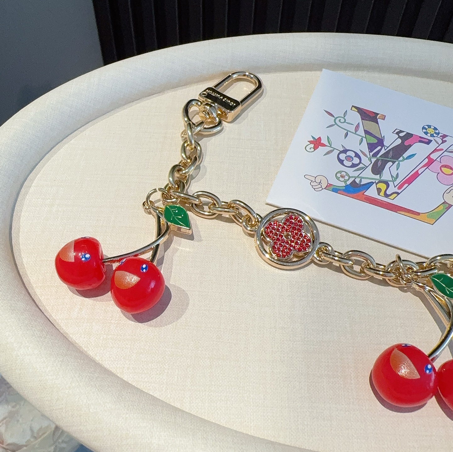  LV X TM 樱桃🍒包挂包链
原单货 Lv钥匙扣包饰包包挂件
Louis Vuitton 路易威登 