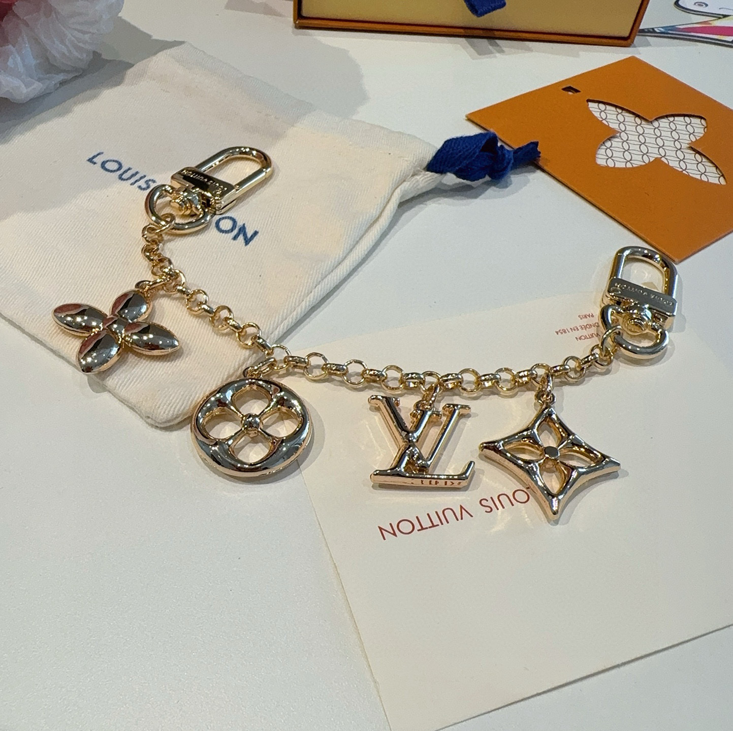   LV钥匙扣 包饰 包包挂件 金色&银色
M01188 SPring Street Chain 包饰将