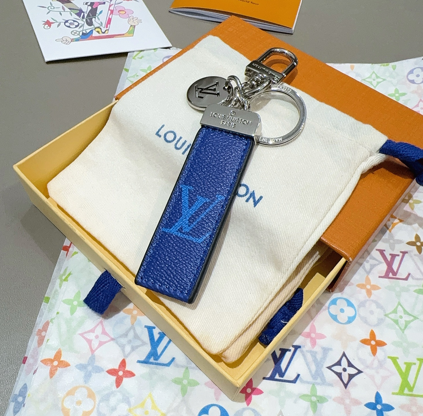    LV钥匙扣 车钥匙扣 挂件 借鉴旅行袋中的钥匙扣设计，可满足各种时尚品味的实用配饰。新版Monog