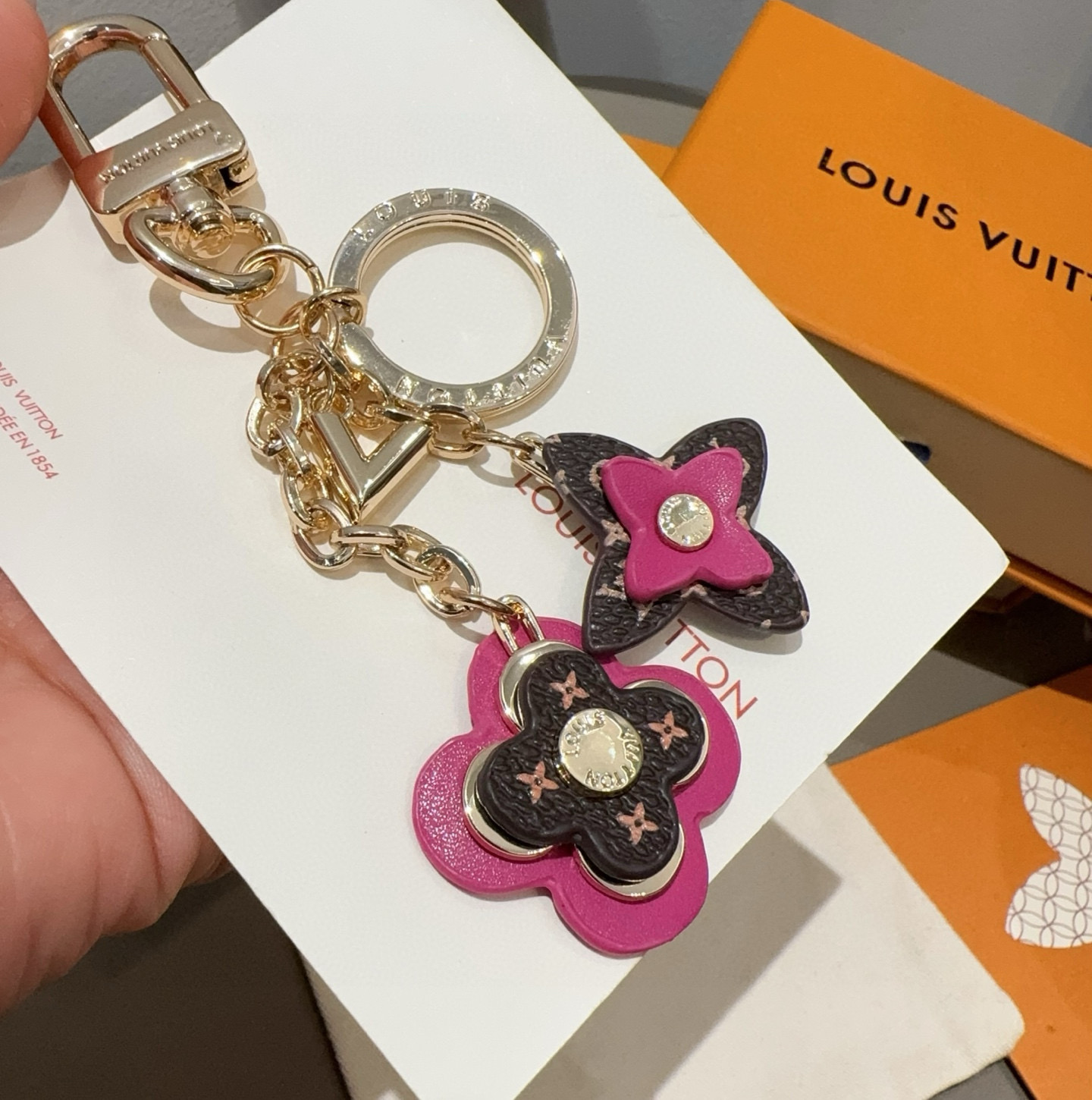 🔥LOUIS VUITTON官网钥匙扣 LV经典四瓣花设计，63084 
包饰🌹钥匙扣
原版开模代购级品