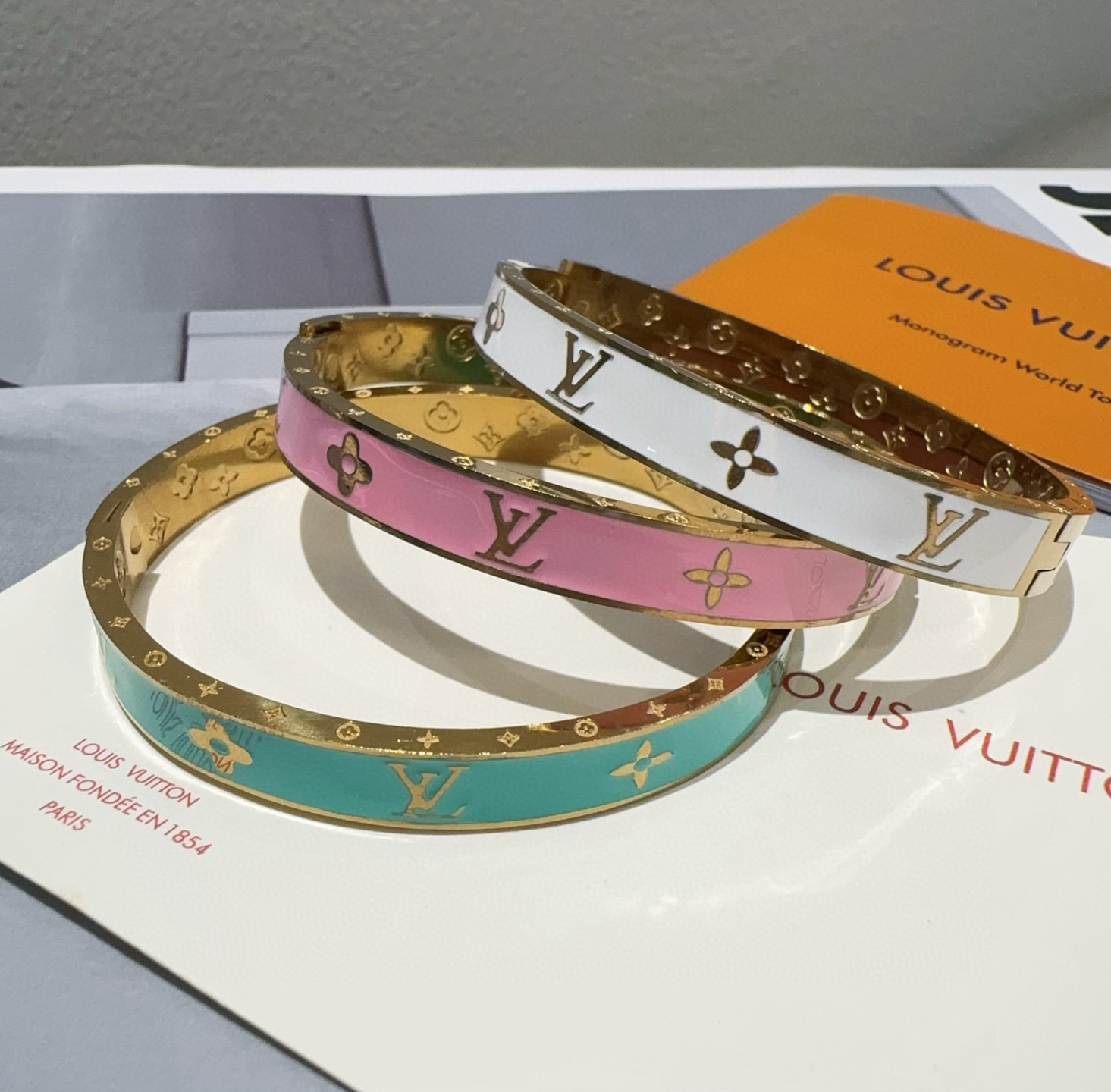  🔥LOUIS VUITTON官网热款MONOGRAM LV手镯 
LV珐琅滴胶手环 顶级太钢材质 真空