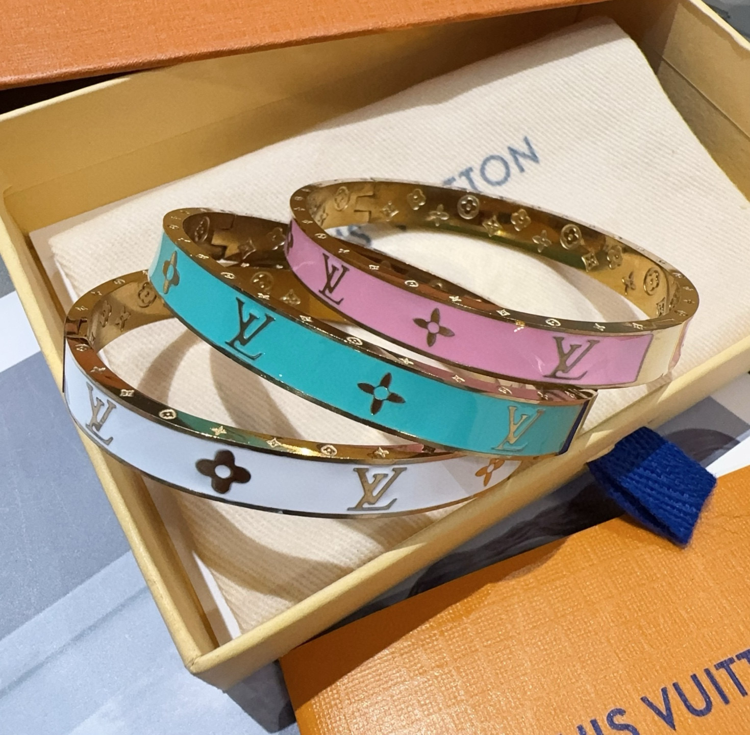  🔥LOUIS VUITTON官网热款MONOGRAM LV手镯 
LV珐琅滴胶手环 顶级太钢材质 真空