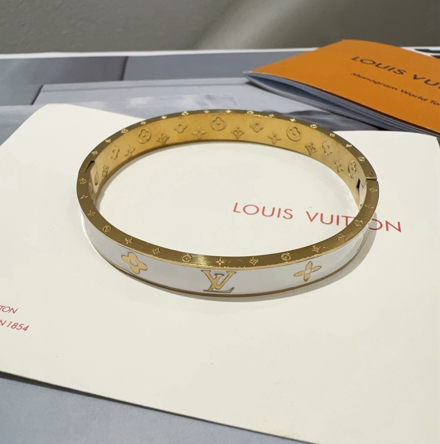  🔥LOUIS VUITTON官网热款MONOGRAM LV手镯 
LV珐琅滴胶手环 顶级太钢材质 真空