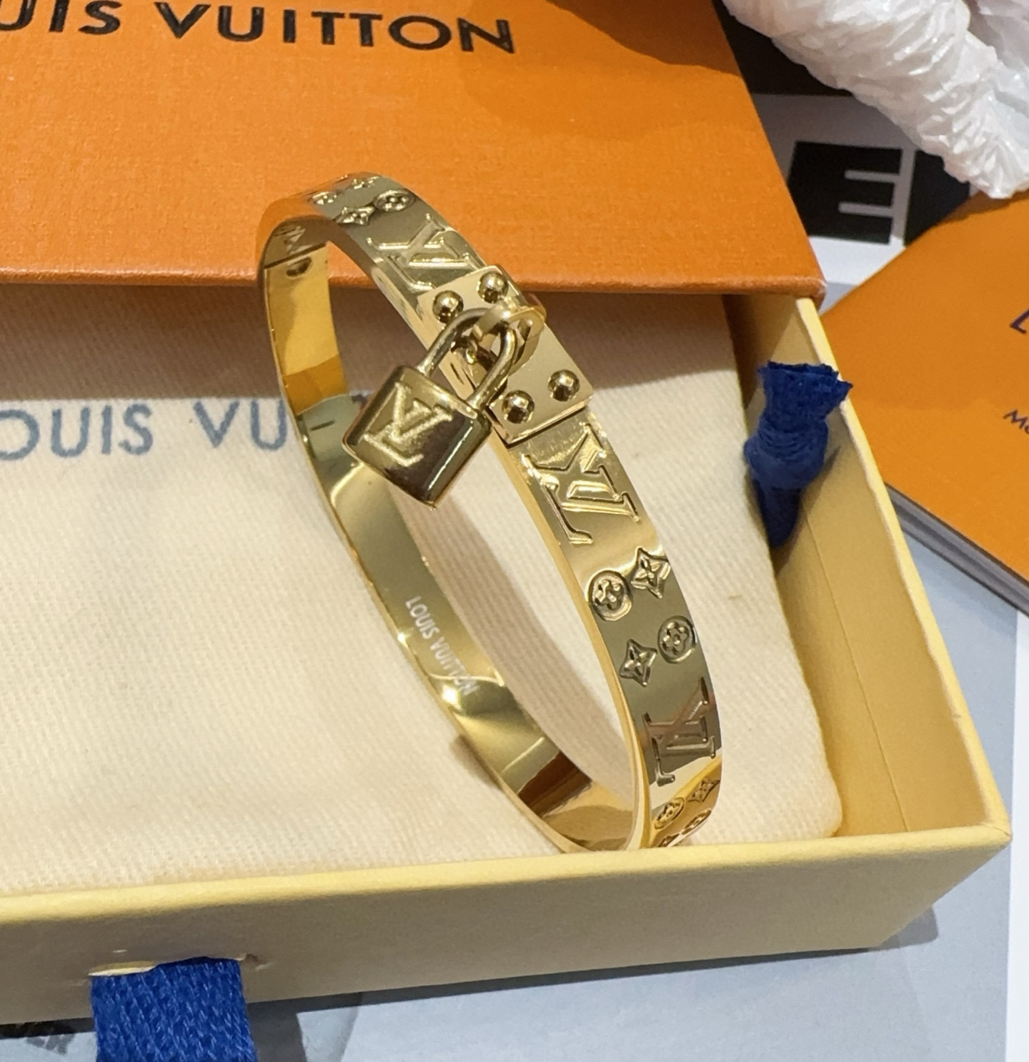  🔥LOUIS VUITTON官网热款MONOGRAM LV手镯 
LV手环 顶级太钢材质 真空电镀性价