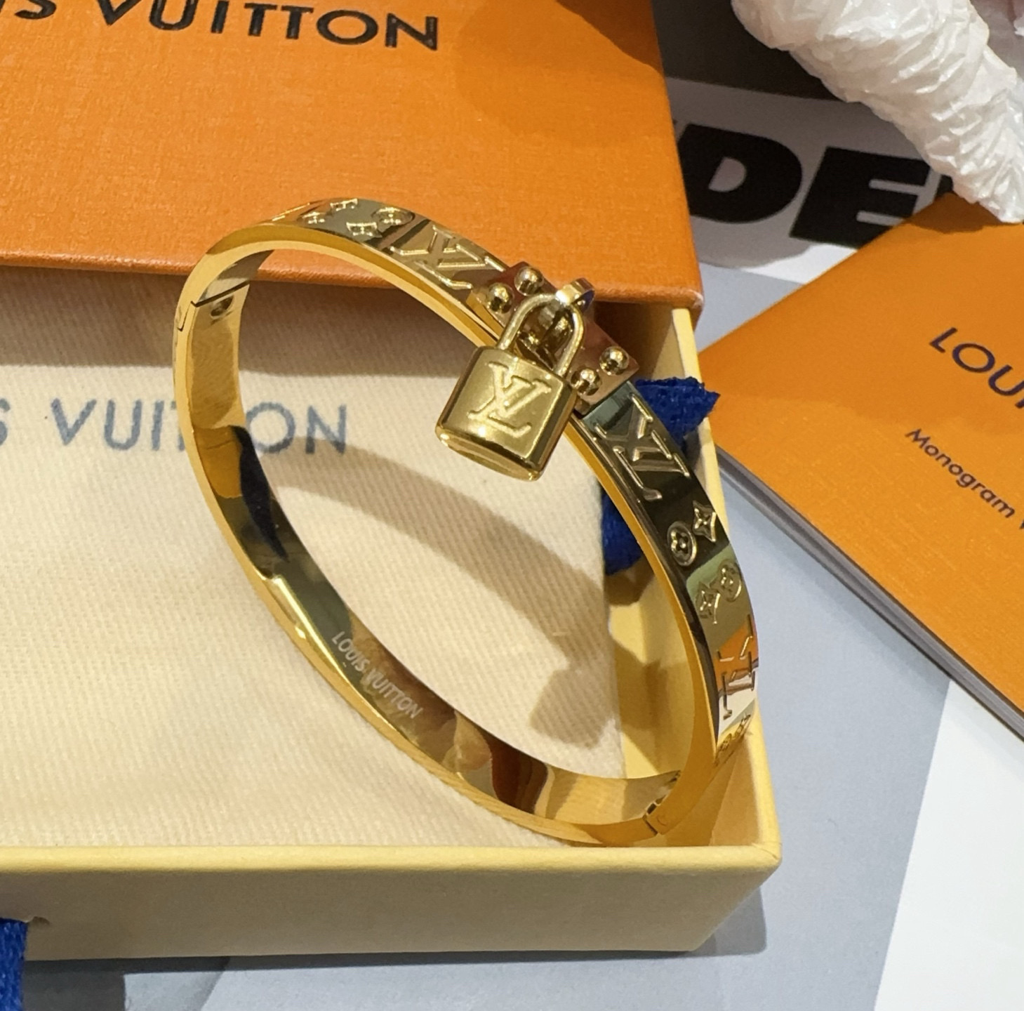  🔥LOUIS VUITTON官网热款MONOGRAM LV手镯 
LV手环 顶级太钢材质 真空电镀性价