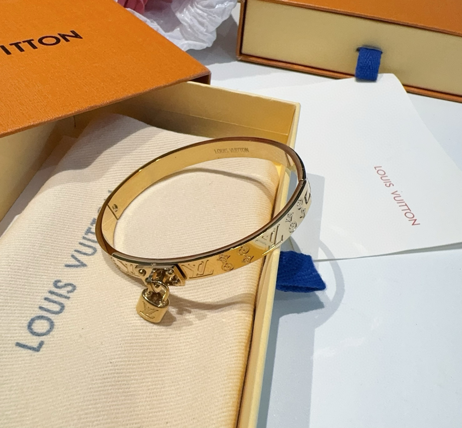  🔥LOUIS VUITTON官网热款MONOGRAM LV手镯 
LV手环 顶级太钢材质 真空电镀性价