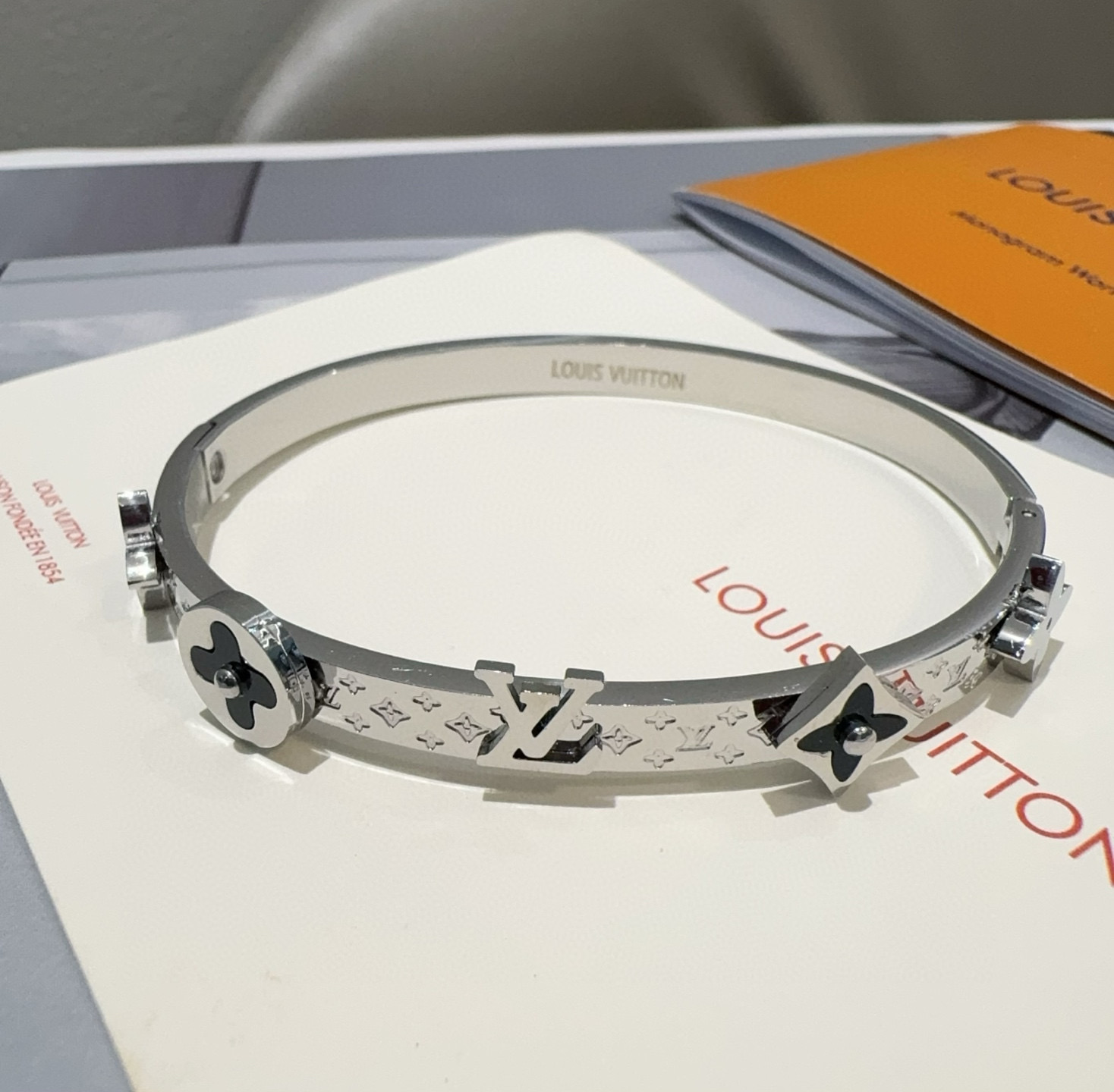  🔥LOUIS VUITTON官网热款MONOGRAM LV手镯 
LV手环 顶级太钢材质 真空电镀性价