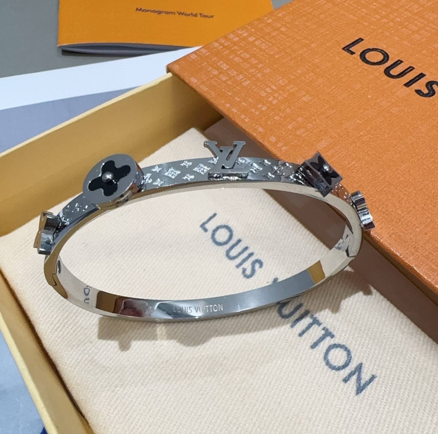  🔥LOUIS VUITTON官网热款MONOGRAM LV手镯 
LV手环 顶级太钢材质 真空电镀性价