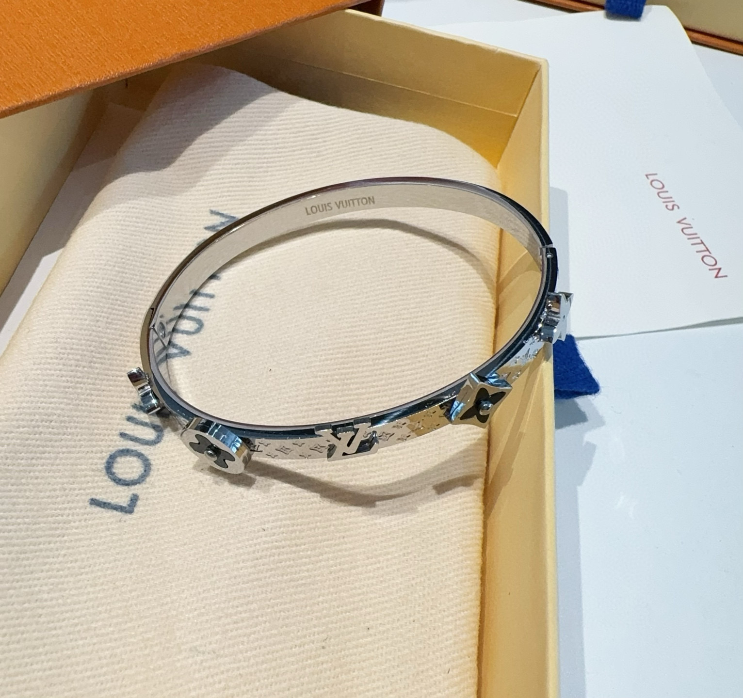  🔥LOUIS VUITTON官网热款MONOGRAM LV手镯 
LV手环 顶级太钢材质 真空电镀性价