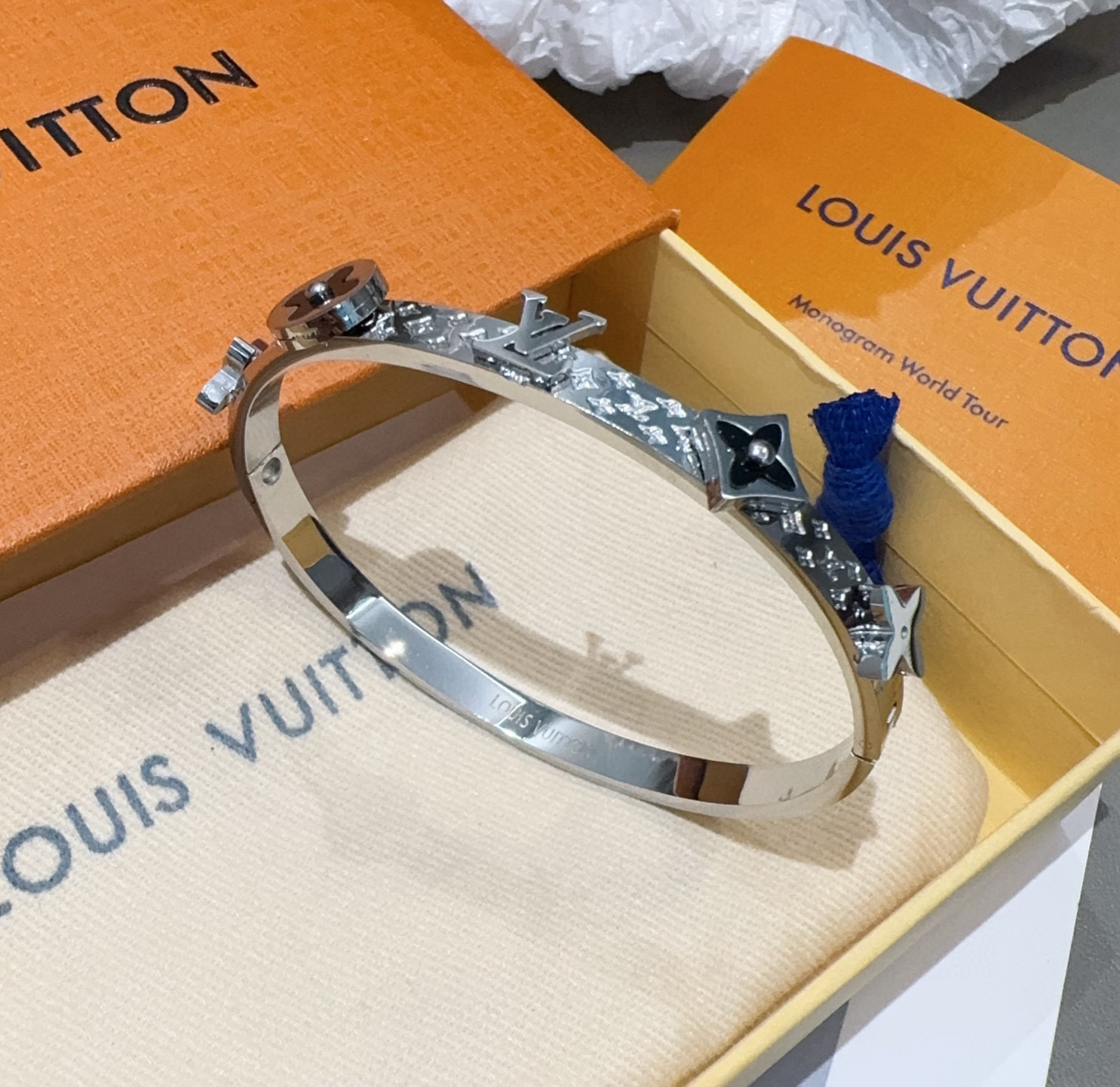  🔥LOUIS VUITTON官网热款MONOGRAM LV手镯 
LV手环 顶级太钢材质 真空电镀性价