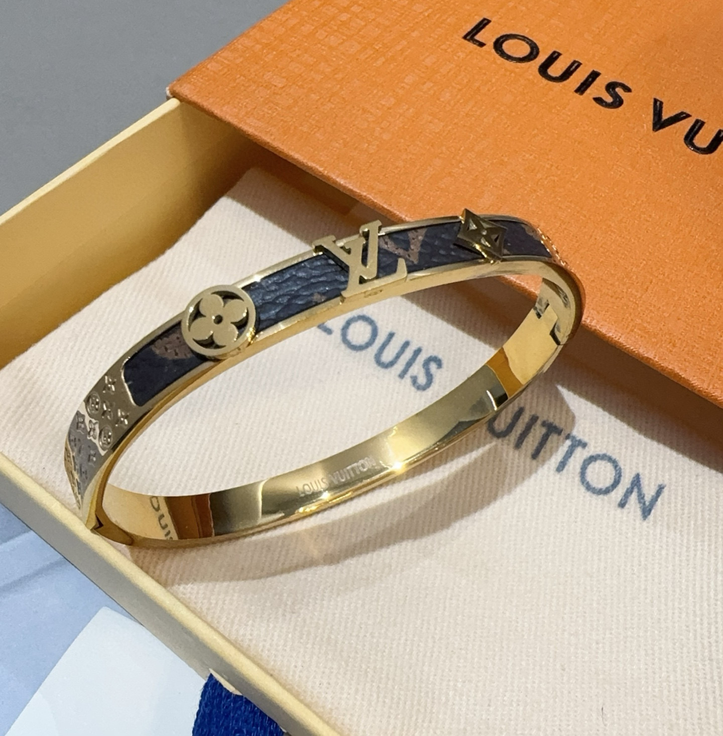  🔥LOUIS VUITTON官网热款MONOGRAM LV手镯 
LV老花贴皮手环 顶级太钢材质 真空