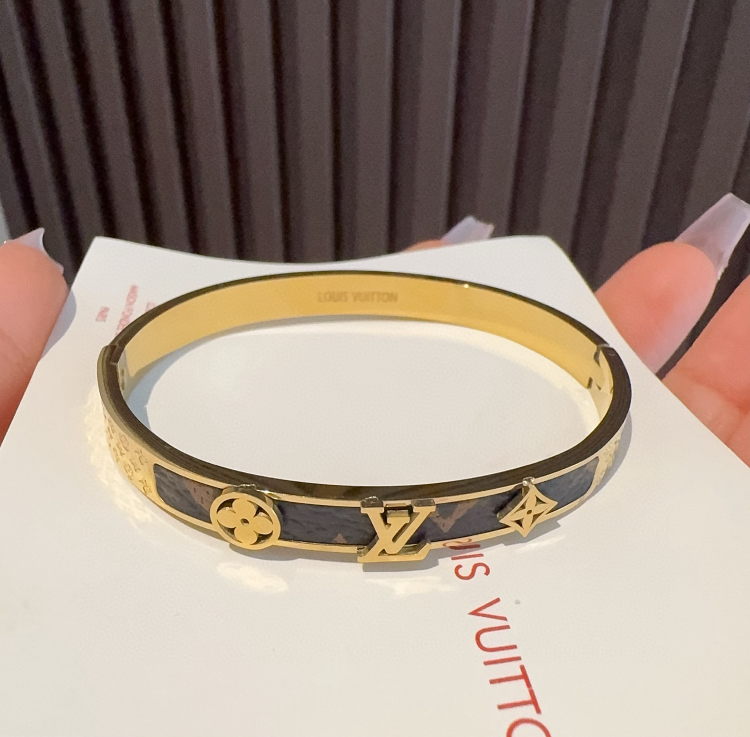  🔥LOUIS VUITTON官网热款MONOGRAM LV手镯 
LV老花贴皮手环 顶级太钢材质 真空