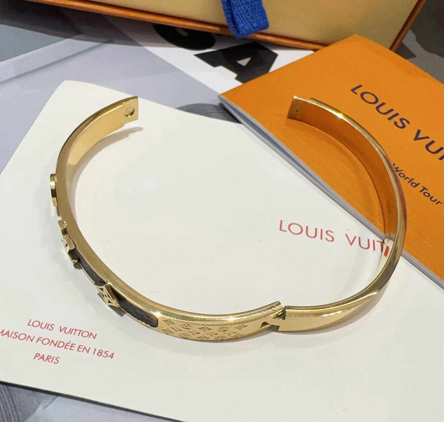  🔥LOUIS VUITTON官网热款MONOGRAM LV手镯 
LV老花贴皮手环 顶级太钢材质 真空