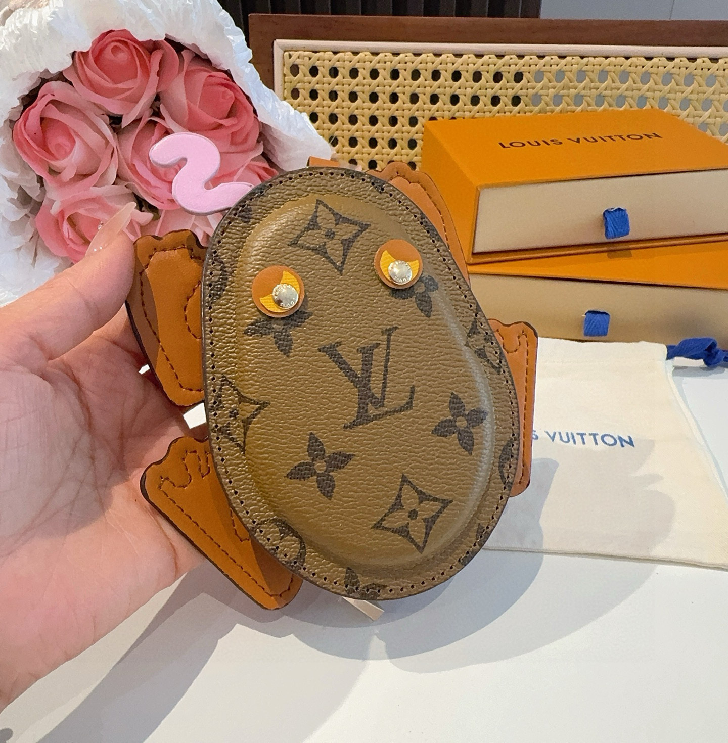    LV路易威登青蛙🐸耳机包 包包挂饰  可放口红💄蓝牙耳机 
