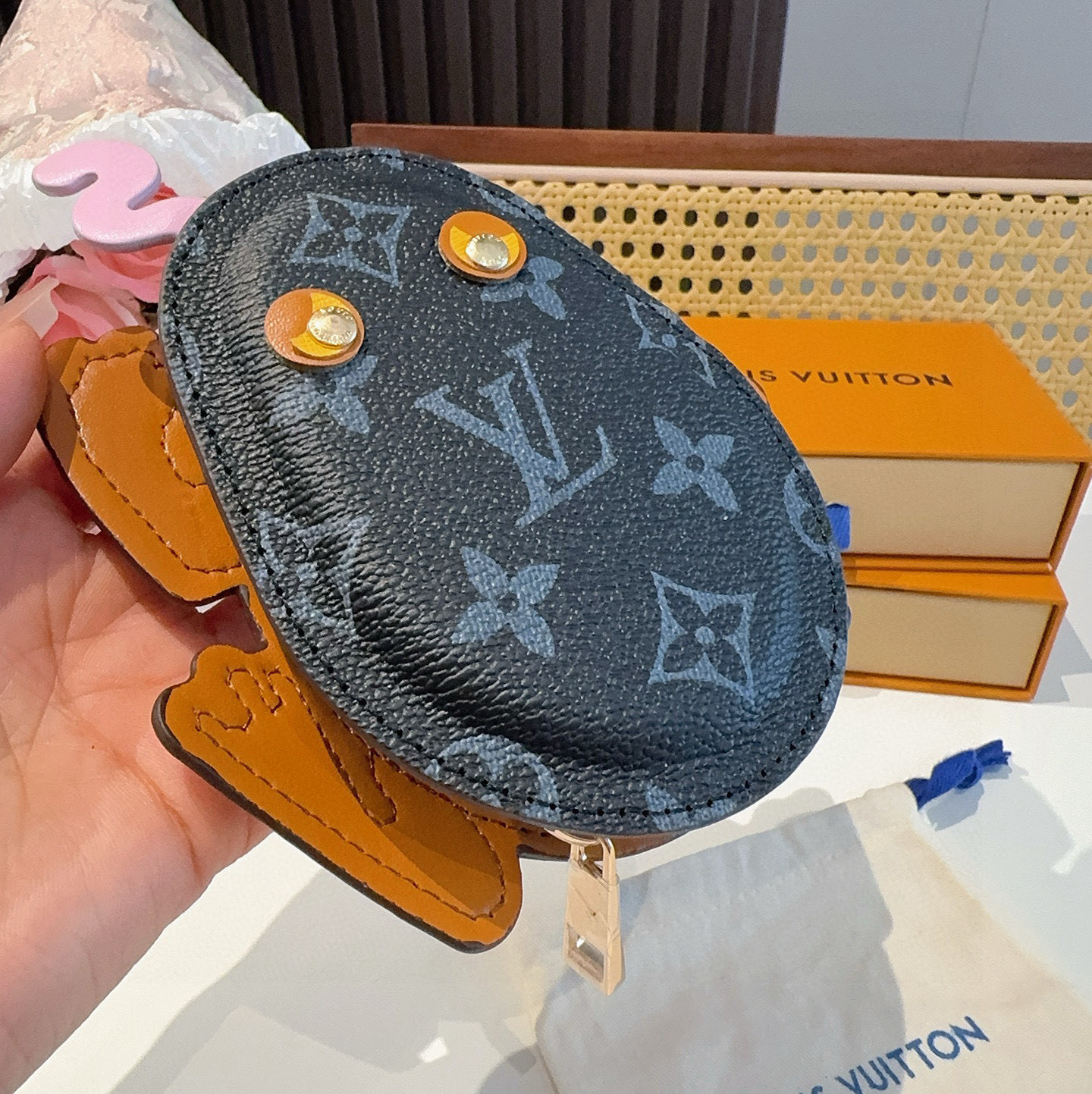    LV路易威登青蛙🐸耳机包 包包挂饰  可放口红💄蓝牙耳机 