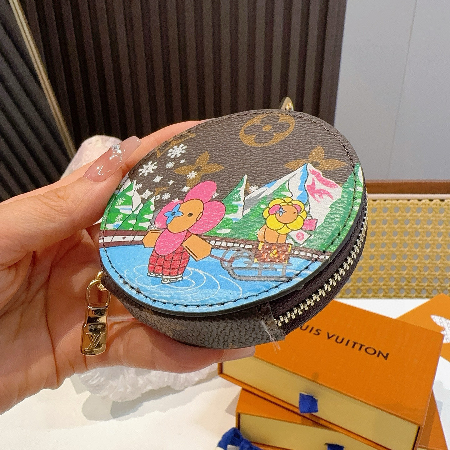  🔥Louis Vuitton老花包包挂饰、卡通彩绘印花小零钱包。Lv包饰挂件钥匙扣、独家原单货，标志性