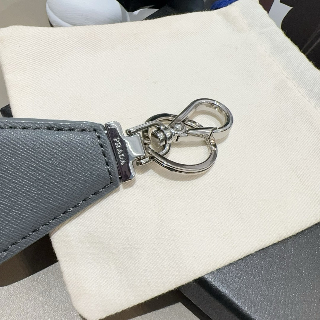  PRADA普拉达钥匙扣 皮质钥匙圈三角形LOGO徽标抛光刚扣钥匙扣挂饰 送礼物最佳选择😍