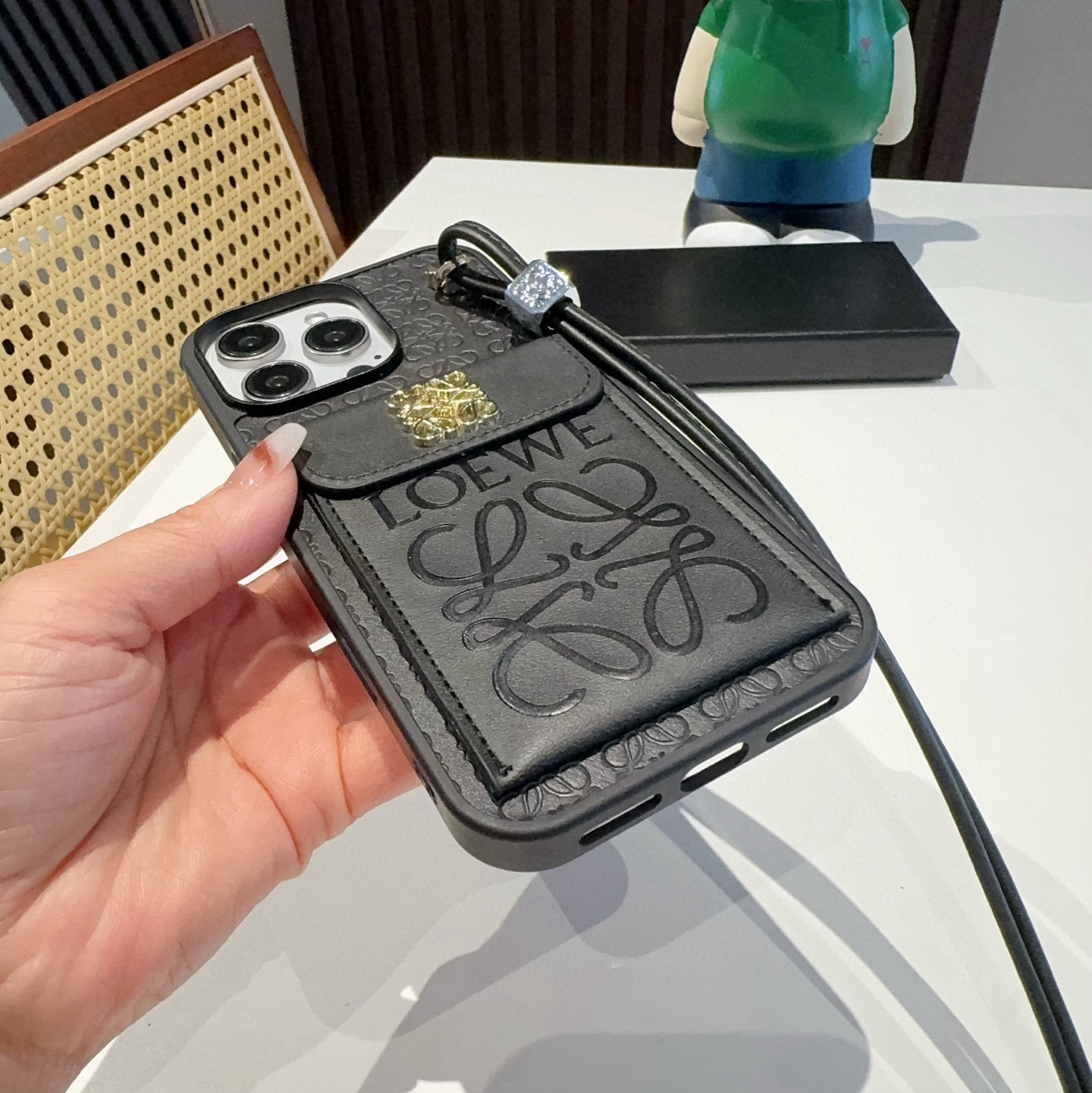 💕罗意威.Loewe翻盖插卡手机壳 短款手腕绳  插卡手机壳
型号：为了不出现报错型号，请打开本机查看手