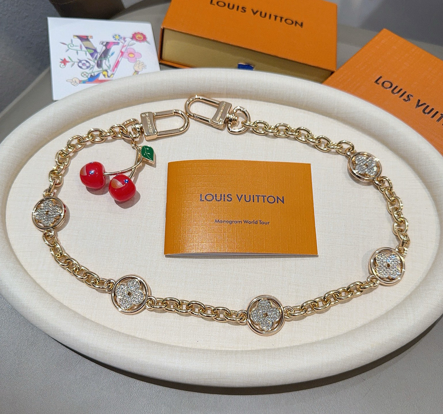  LV X TM 樱桃🍒包挂包链
原单货 Lv钥匙扣包饰包包挂件
Louis Vuitton 路易威登 