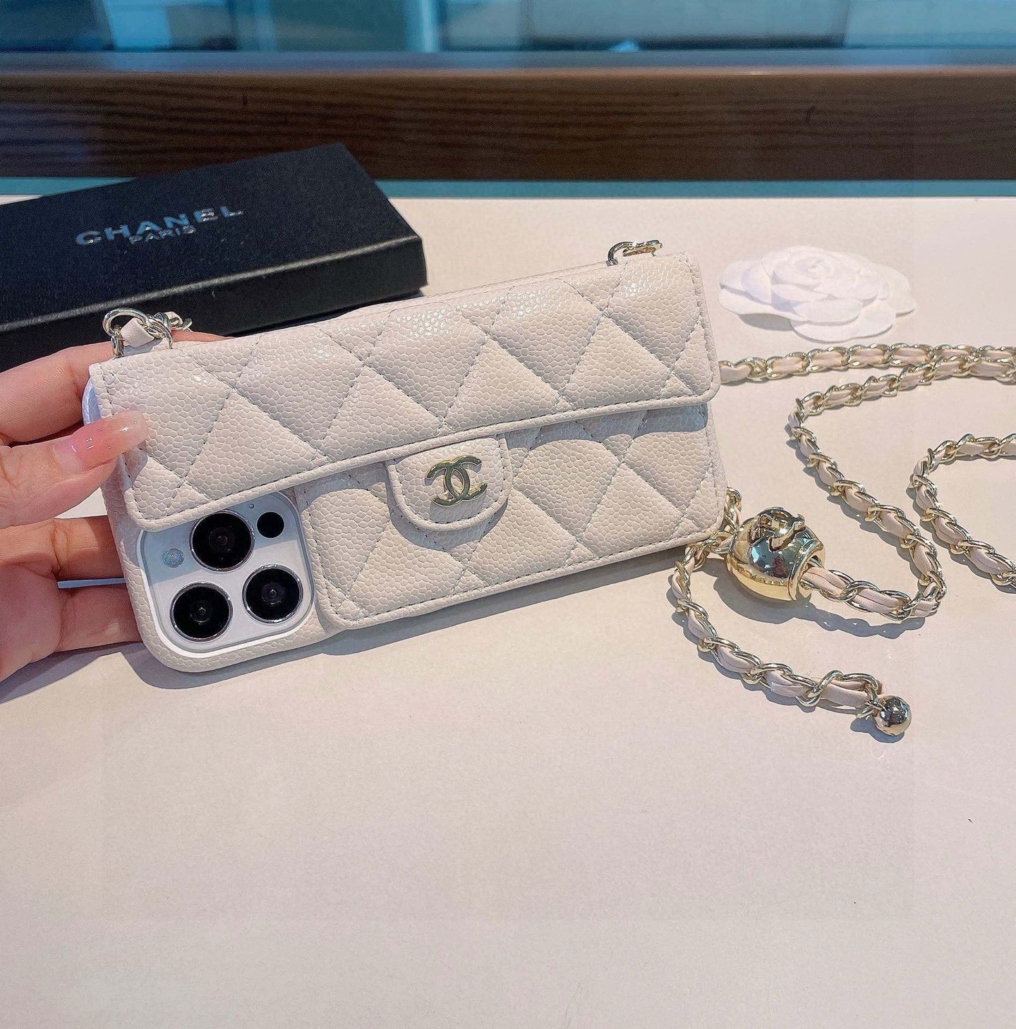 💃CHANEL💠香奈儿火爆时尚圈的手机壳
专柜同款⛓链条双C小金球可调节链条长度
鱼子酱皮菱格车线翻盖