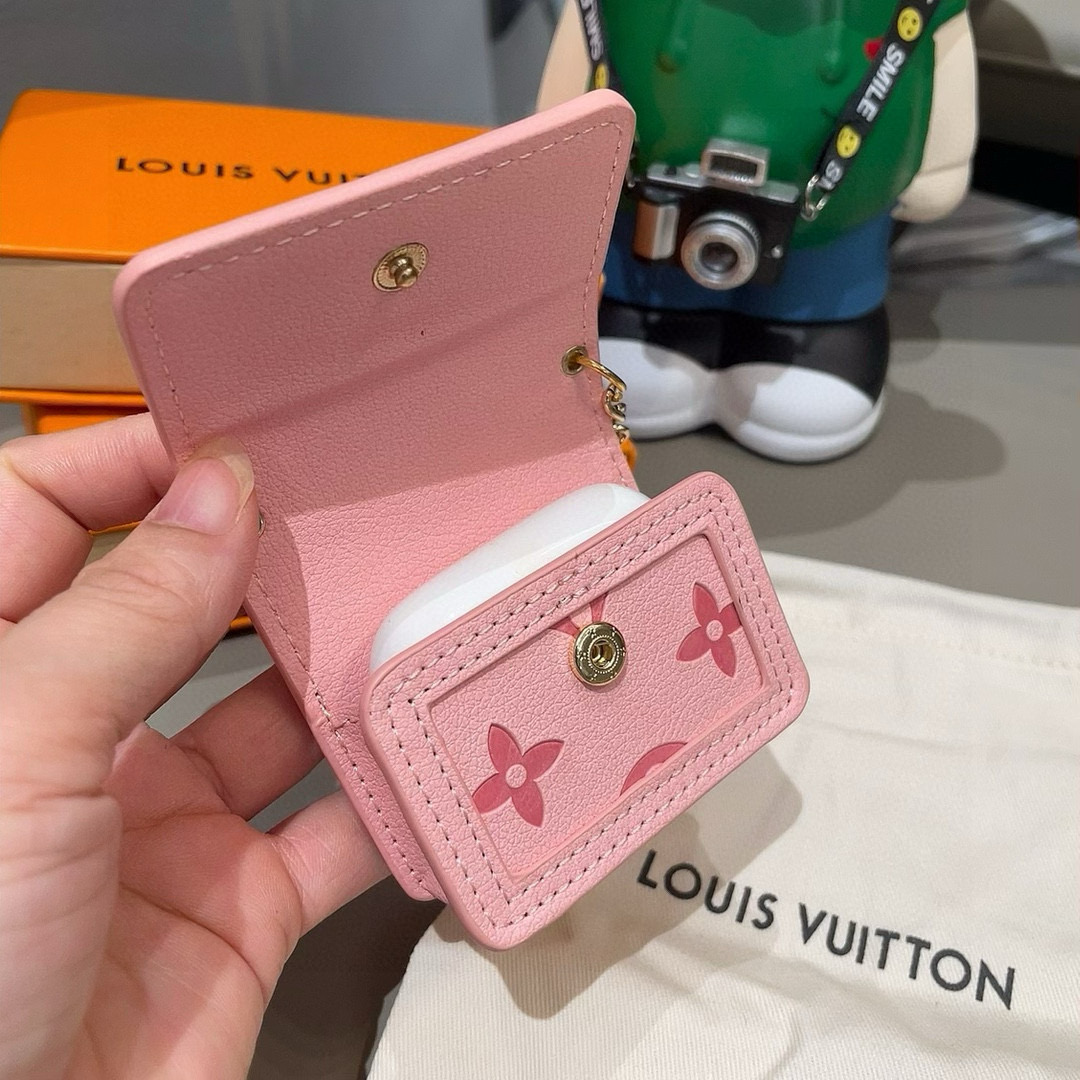 🔥LV通用蓝牙耳机包，LV压花钥匙扣耳机包，挂饰包饰！配长链条🉑️斜挎，挂包包 方便携带！