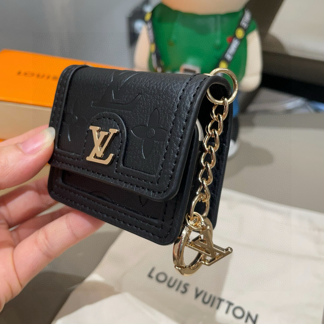 🔥LV通用蓝牙耳机包，LV压花钥匙扣耳机包，挂饰包饰！配长链条🉑️斜挎，挂包包 方便携带！