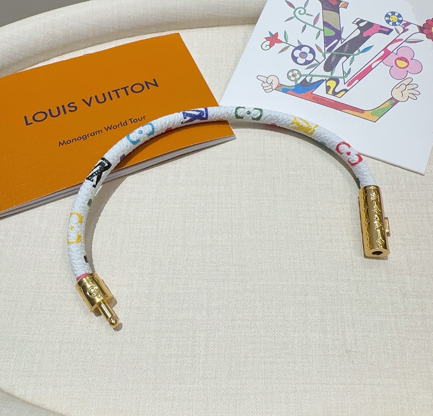  🔥 LV 白彩手镯🌸老花皮绳手链 专柜一致黄铜材质 火爆款出货 设计独特 美女必备👍