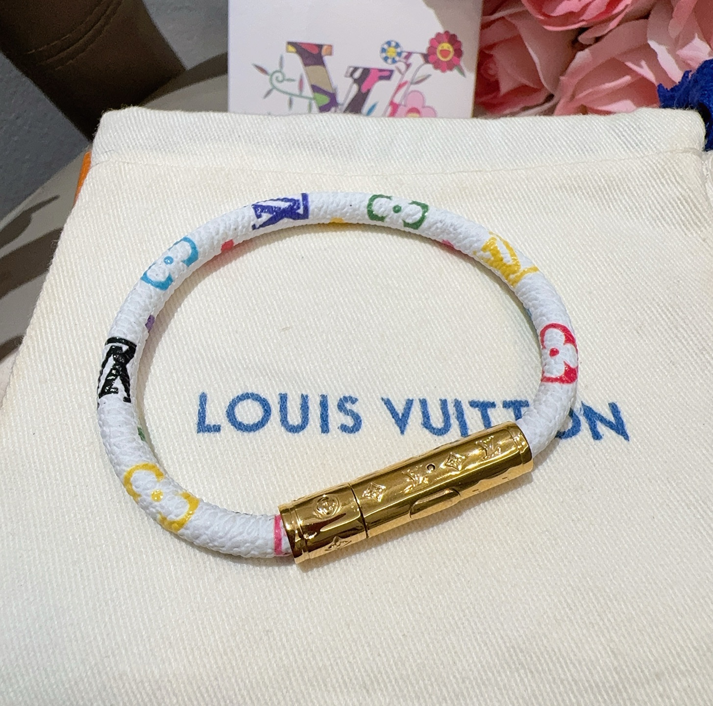  🔥 LV 白彩手镯🌸老花皮绳手链 专柜一致黄铜材质 火爆款出货 设计独特 美女必备👍