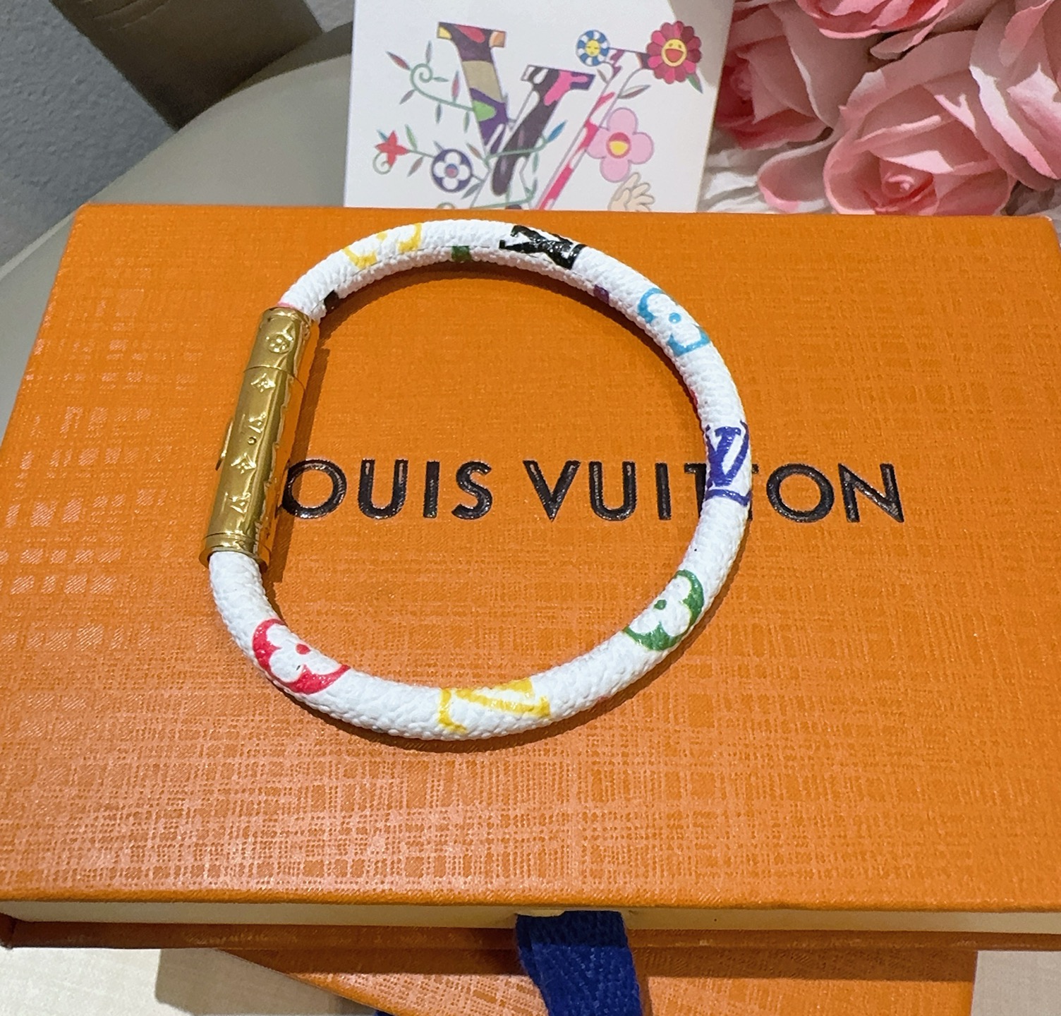  🔥 LV 白彩手镯🌸老花皮绳手链 专柜一致黄铜材质 火爆款出货 设计独特 美女必备👍