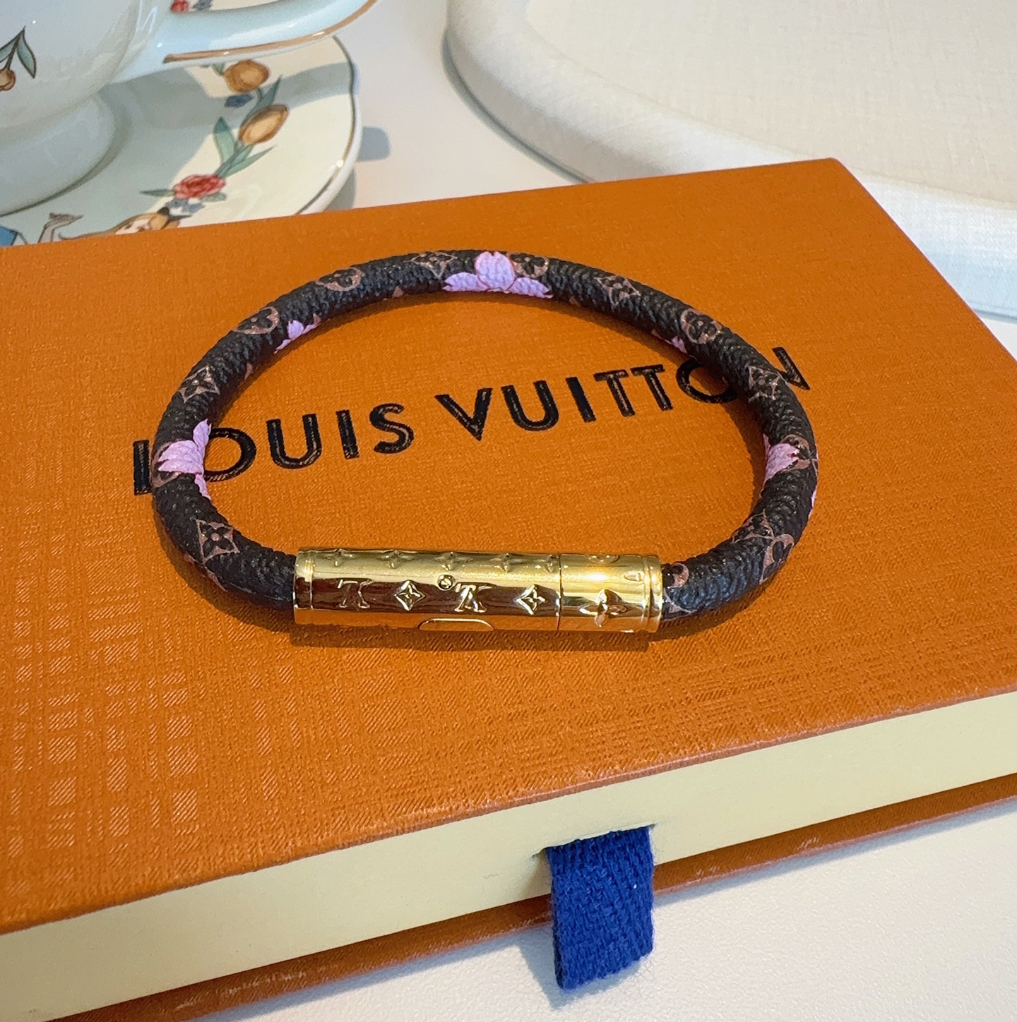  🔥 LV  樱花手镯🌸老花皮绳手链 专柜一致黄铜材质 火爆款出货 设计独特 美女必备👍