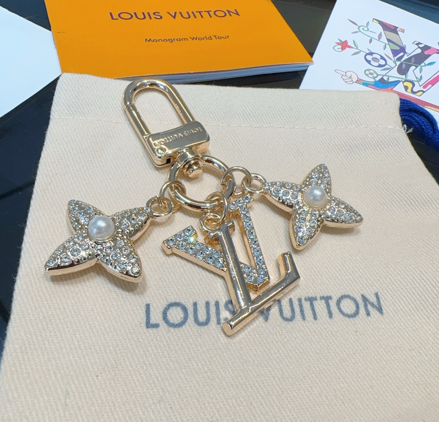  Lv钥匙扣官网新款 标志性首字母水晶花卉吊坠钥匙扣  包包挂件 M01566