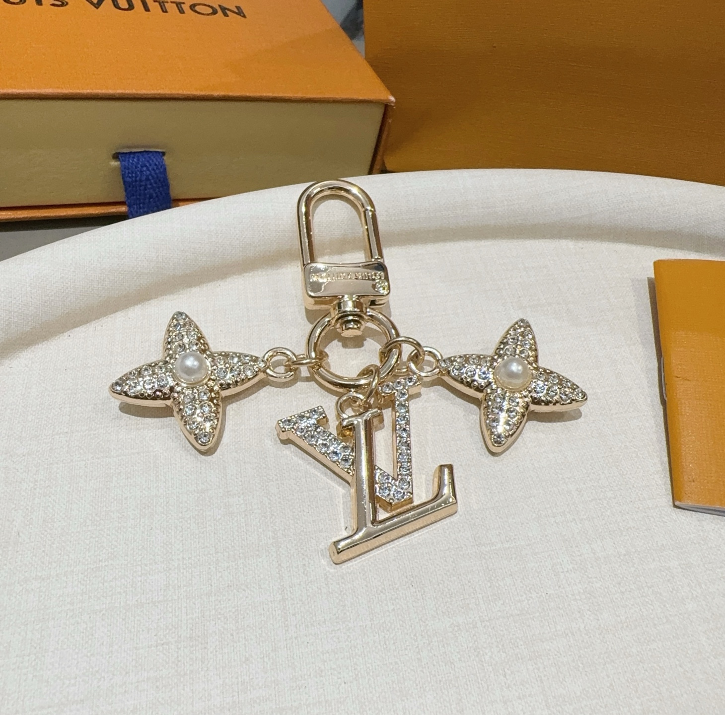  Lv钥匙扣官网新款 标志性首字母水晶花卉吊坠钥匙扣  包包挂件 M01566