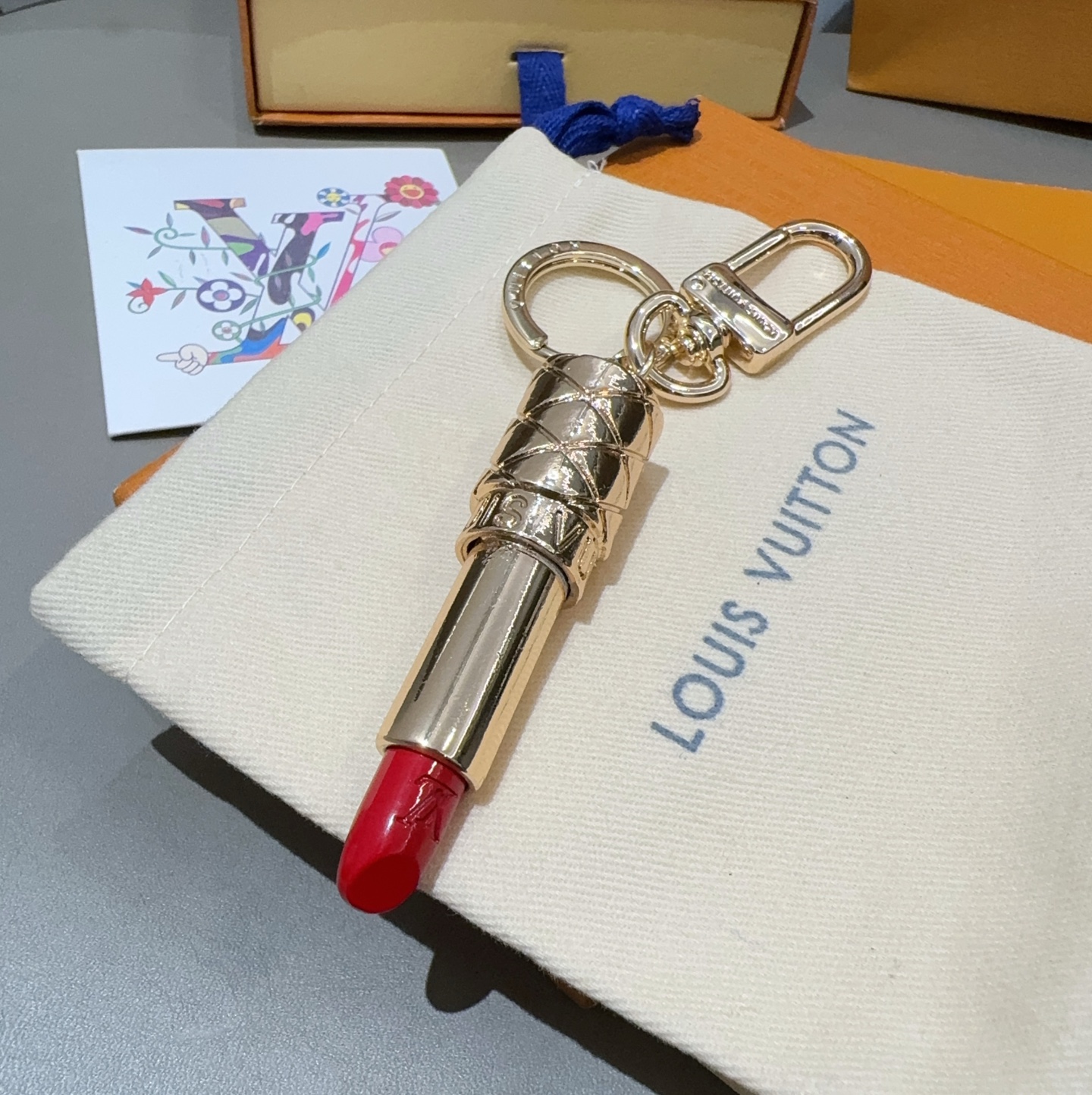  路易威登LV LIPSTICK 口红💄包饰 Lv钥匙扣包挂件配饰
 LV LiPstick 包饰凝聚