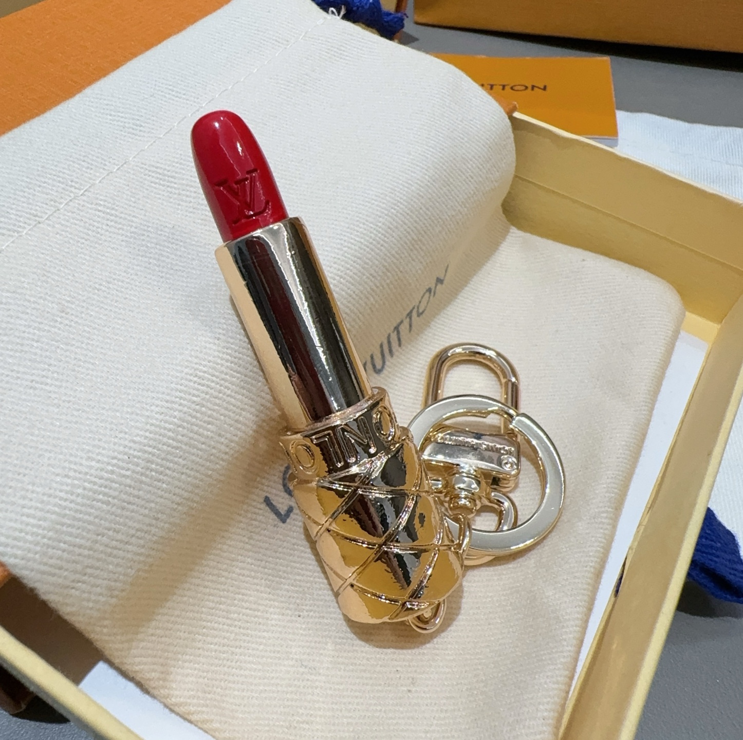   路易威登LV LIPSTICK 口红💄包饰 Lv钥匙扣包挂件配饰
 LV LiPstick 包饰凝聚